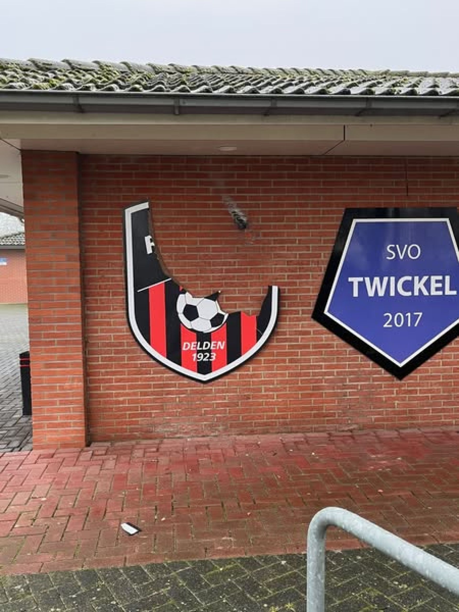 Vandalen vernielen borden en prullenbakken bij Erve Hooyerinck en Rood Zwart