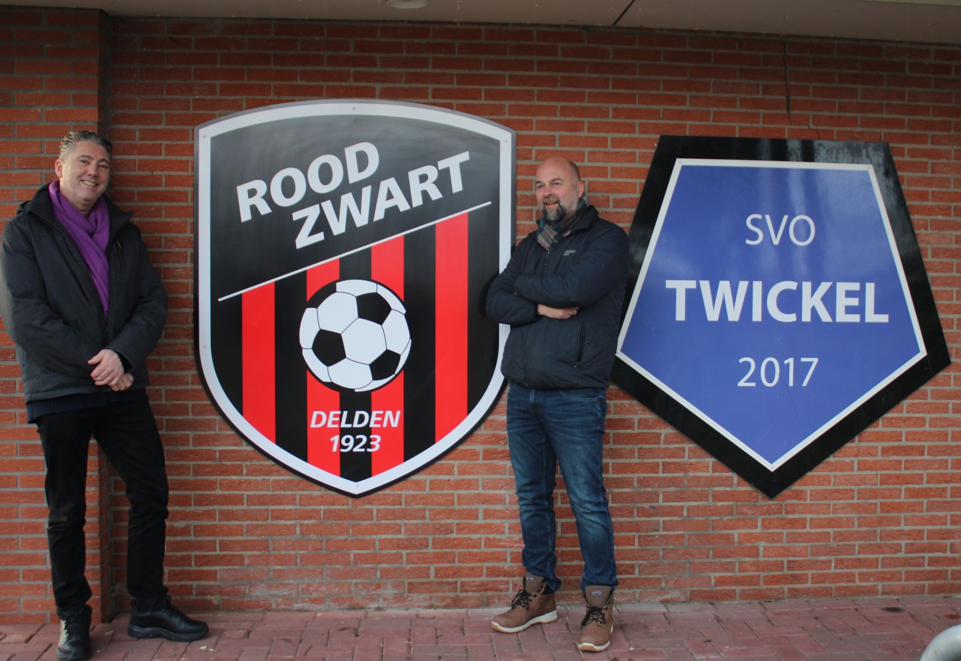 Rood Zwart-logo hersteld na vandalisme met vuurwerk