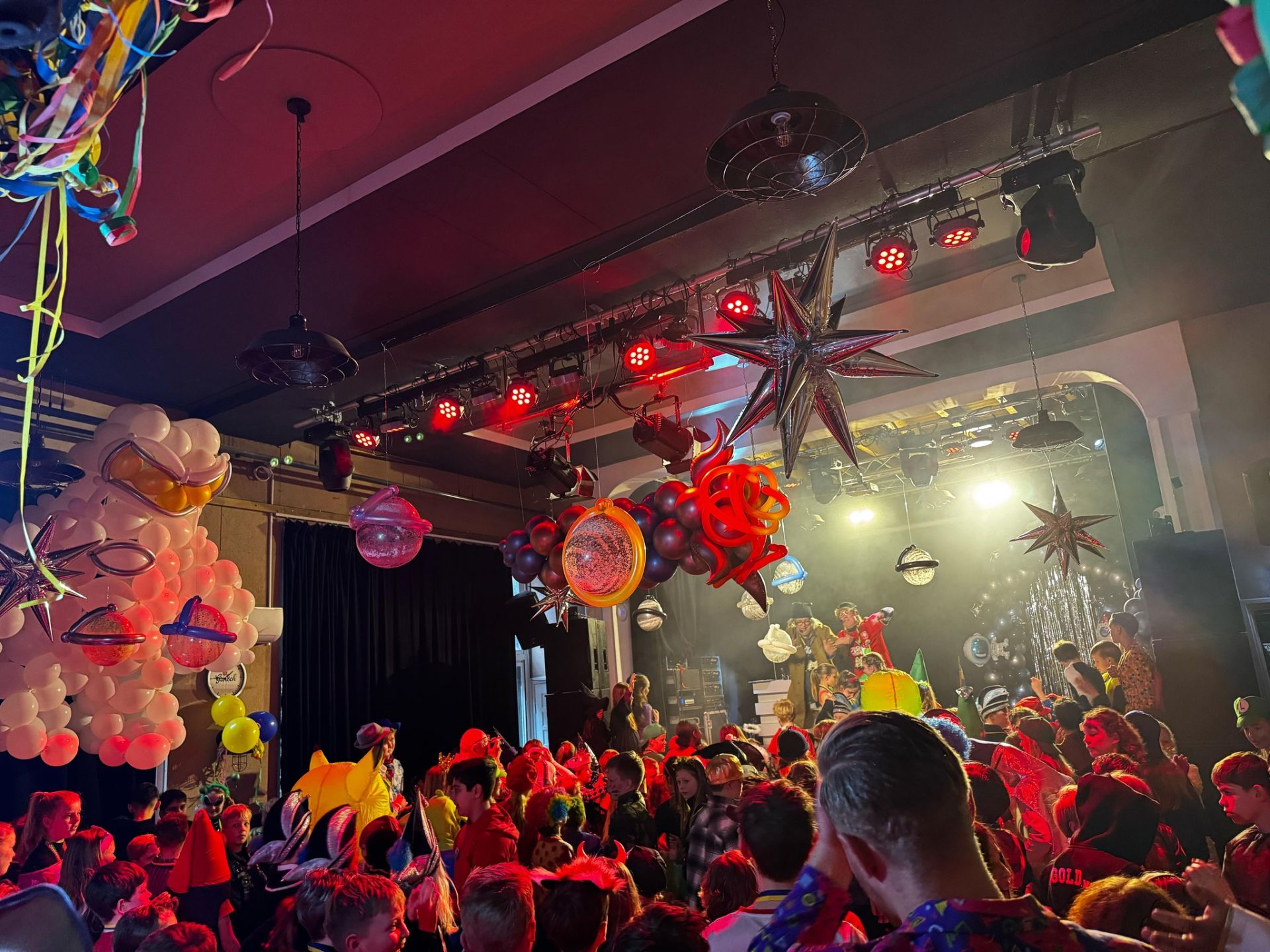 Kindercarnaval Delden losgebarsten met bezoek aan de scholen en feest bij de Burgemeester