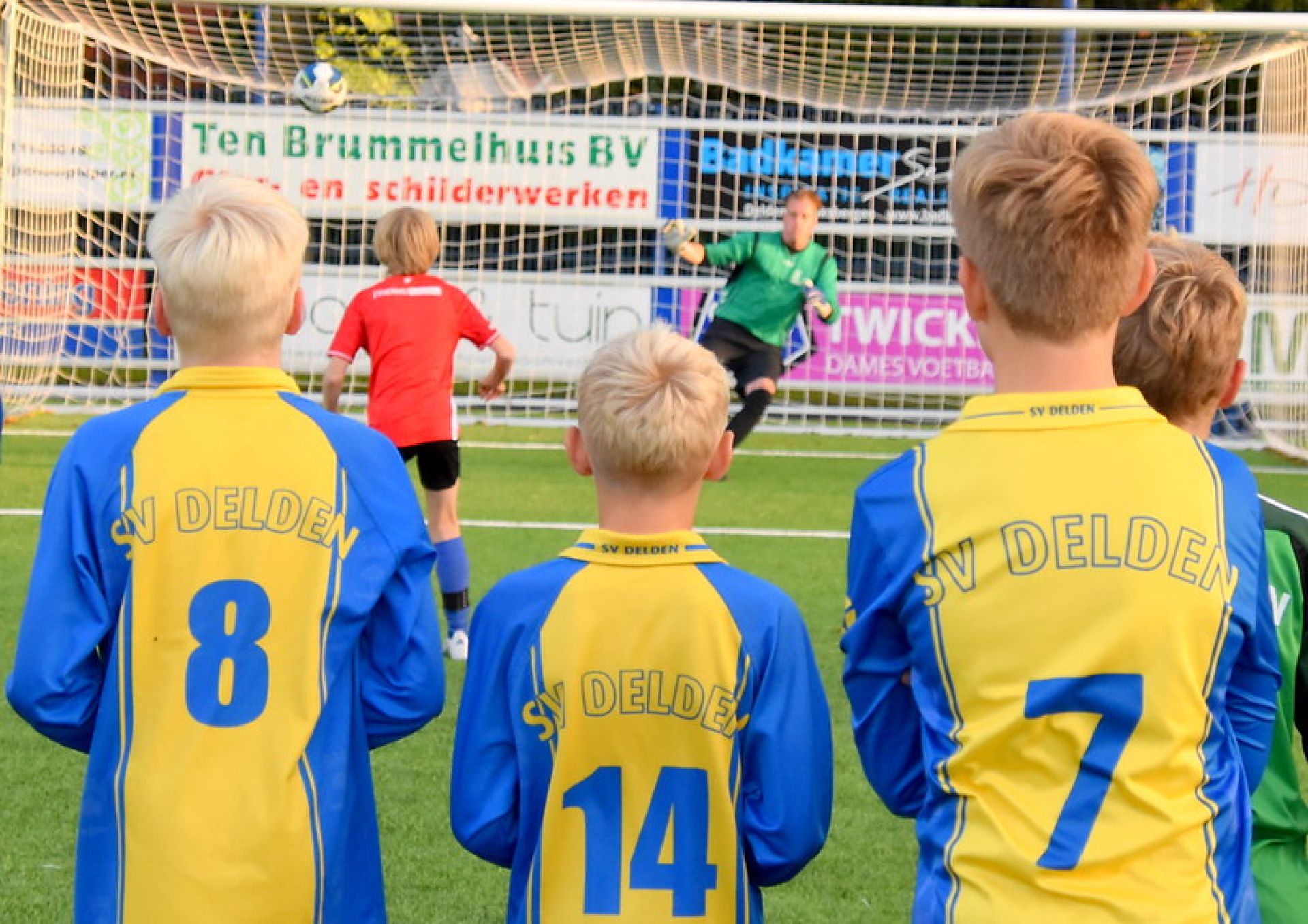 Nieuw hoofdveld SV Delden feestelijk ingewijd met sportiviteit en gezelligheid