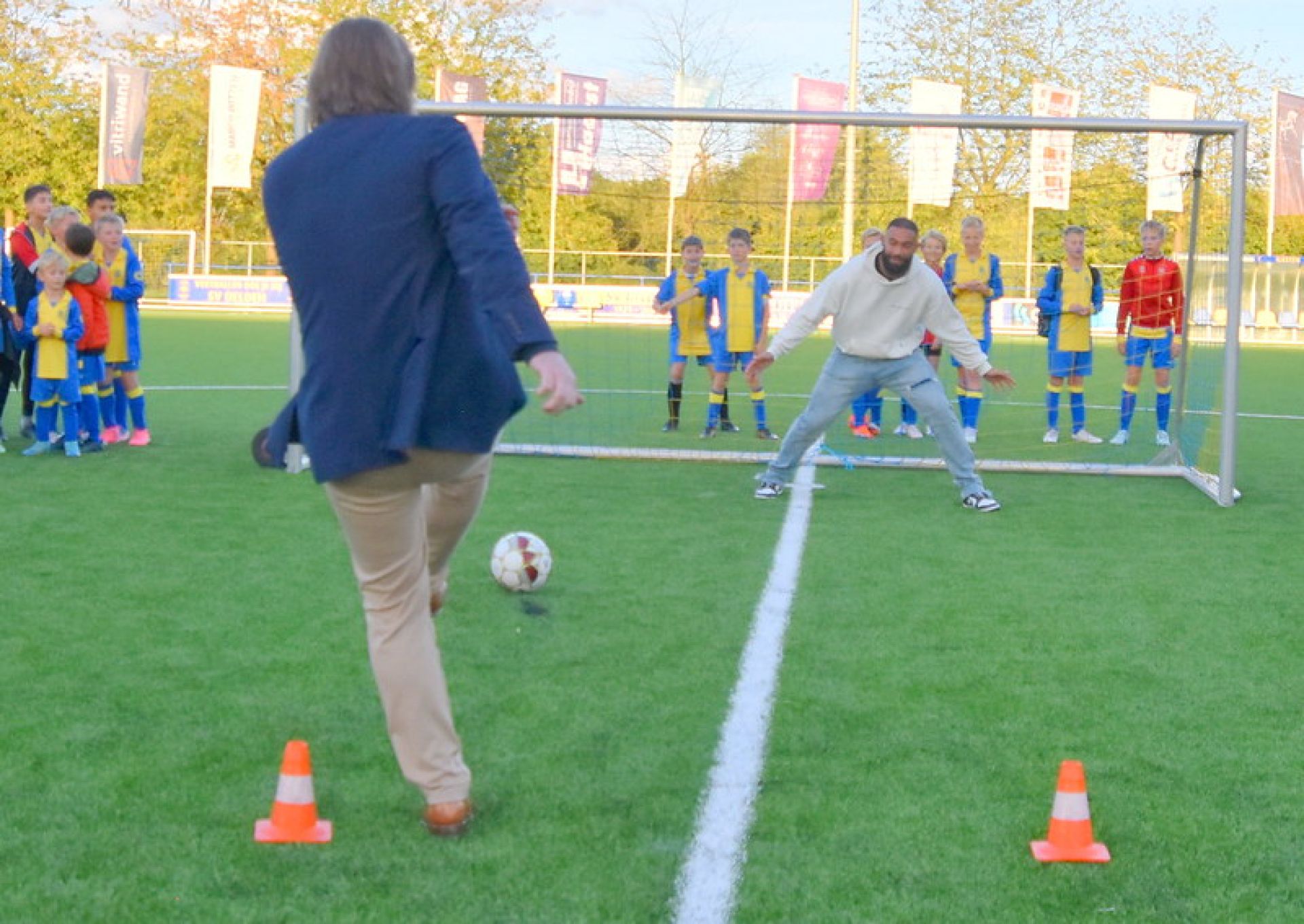 Nieuw hoofdveld SV Delden feestelijk ingewijd met sportiviteit en gezelligheid