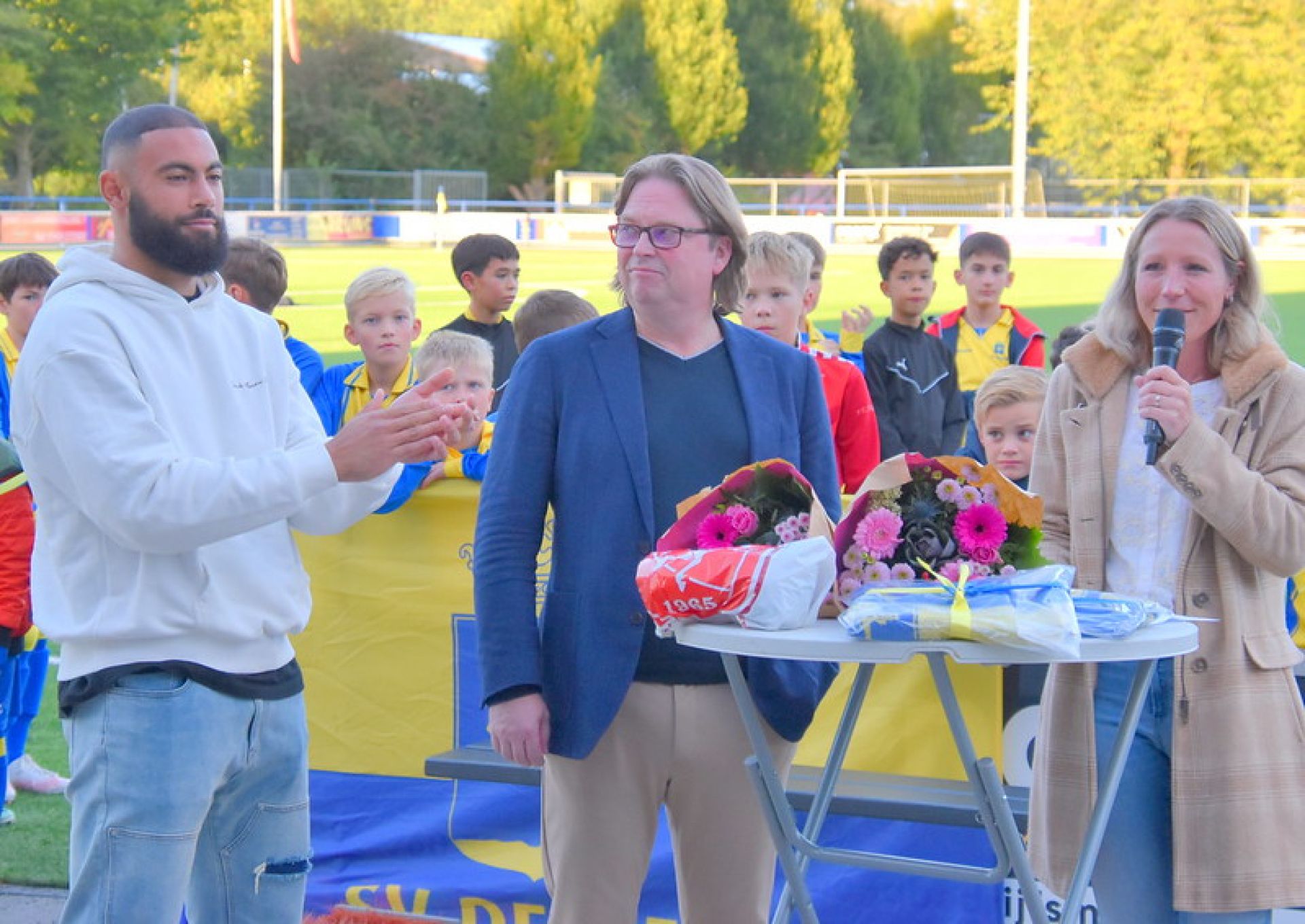 Nieuw hoofdveld SV Delden feestelijk ingewijd met sportiviteit en gezelligheid