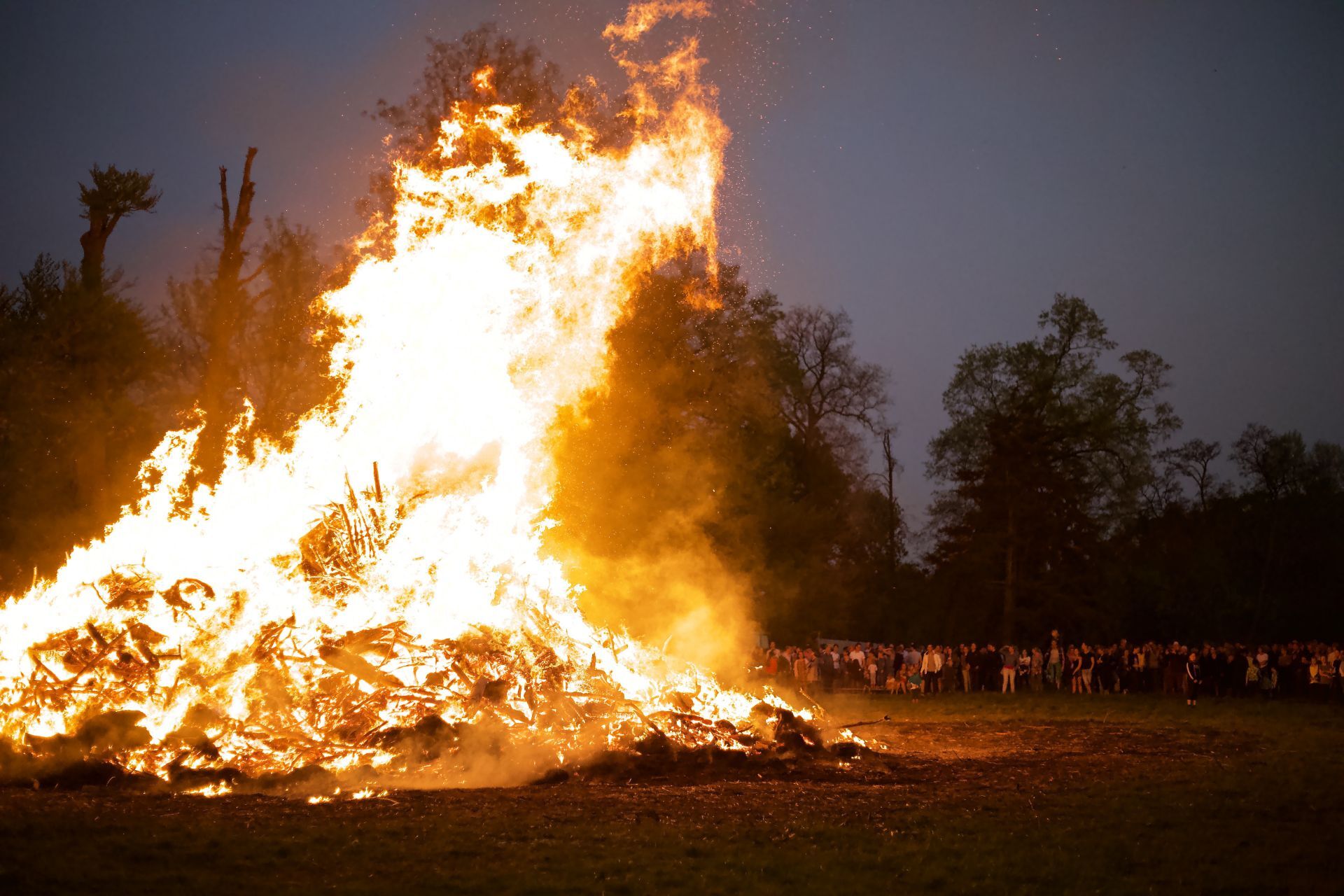 Paasvuur Twickel niet ter discussie: Vuur op Eerste Paasdag rond 20.00 uur ontstoken