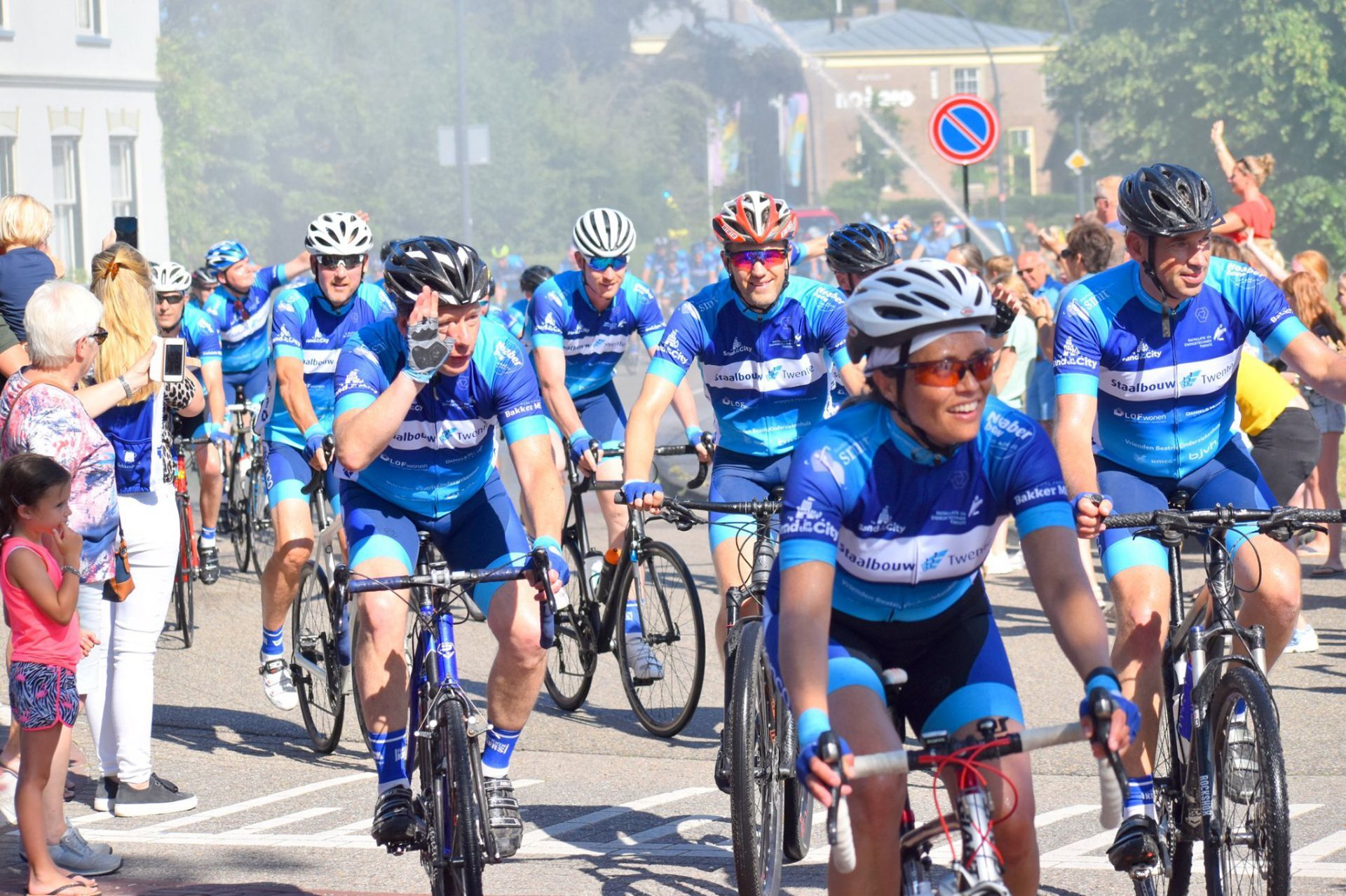 Tiende editie Elastiekenkoers van start: Peleton komt ook weer door Delden