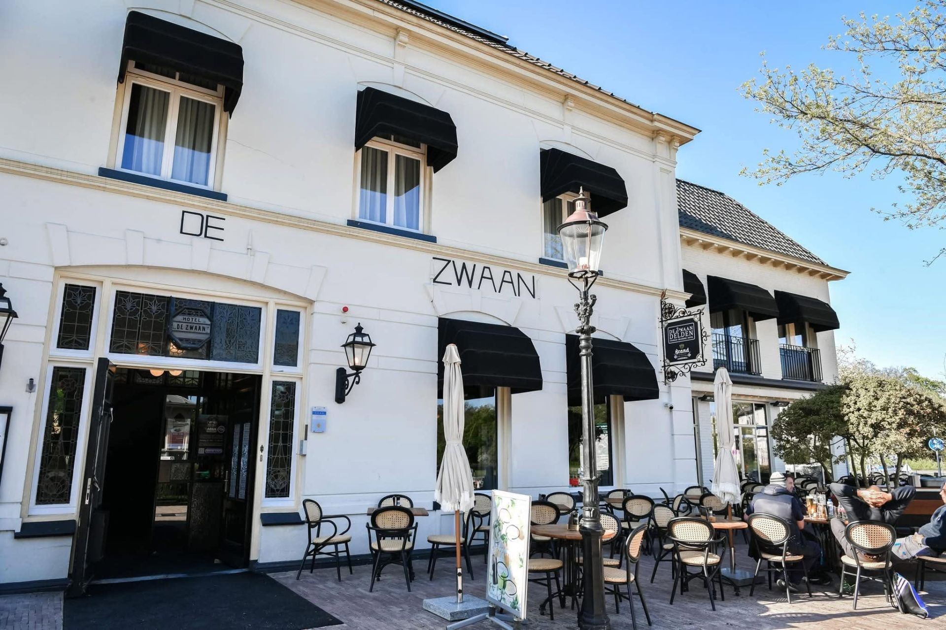 Terrassen gesloten vanwege extreme hitte: De Zwaan en Carelshaven nemen maatregelen, Sevenster sluit restaurant