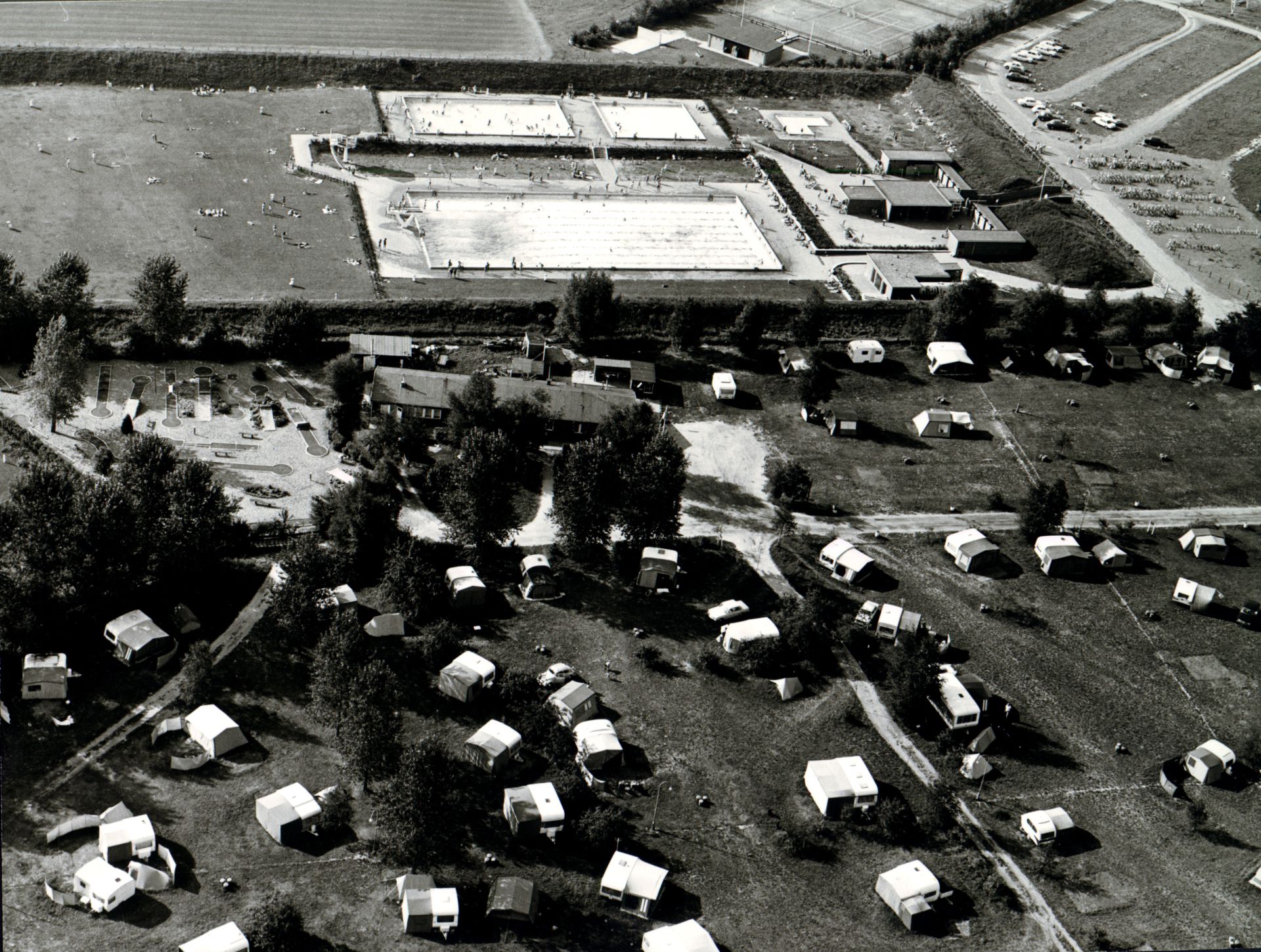 De geschiedenis van Delden in Beeld - Camping International en Zwembad de Mors van bovenaf