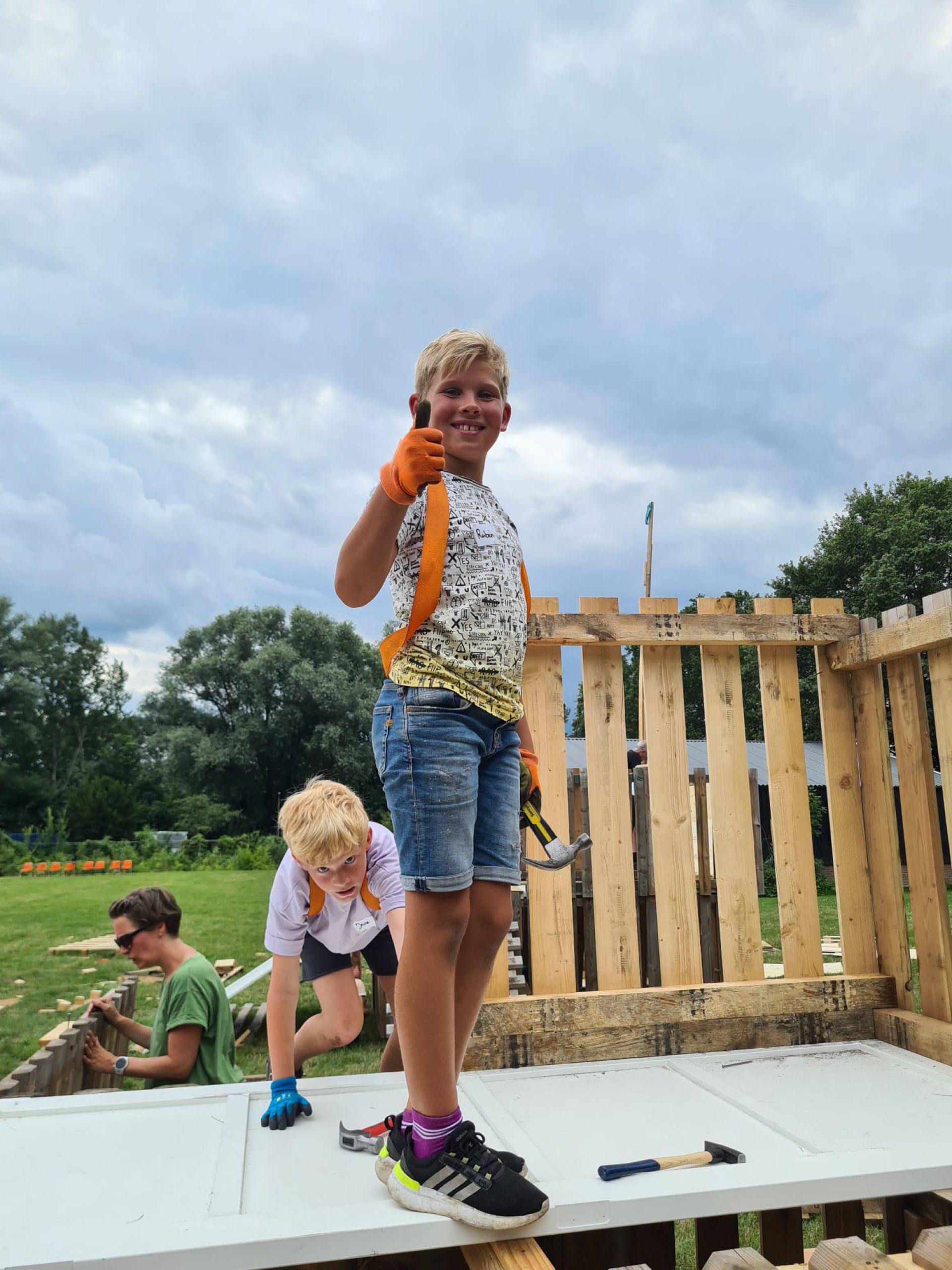 Houtstad Delden van start met ruim 70 enthousiaste huttenbouwers