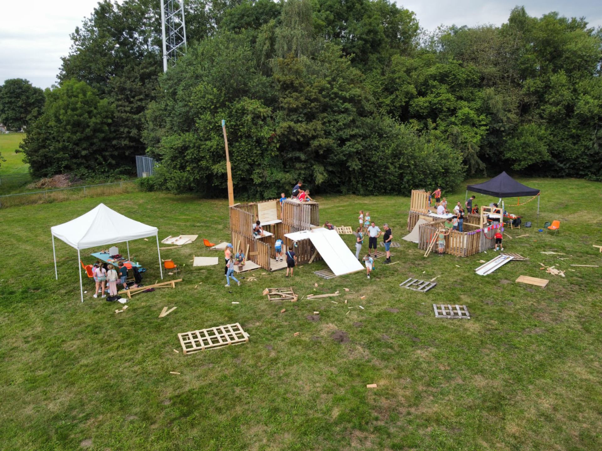 Houtstad Delden van start met ruim 70 enthousiaste huttenbouwers
