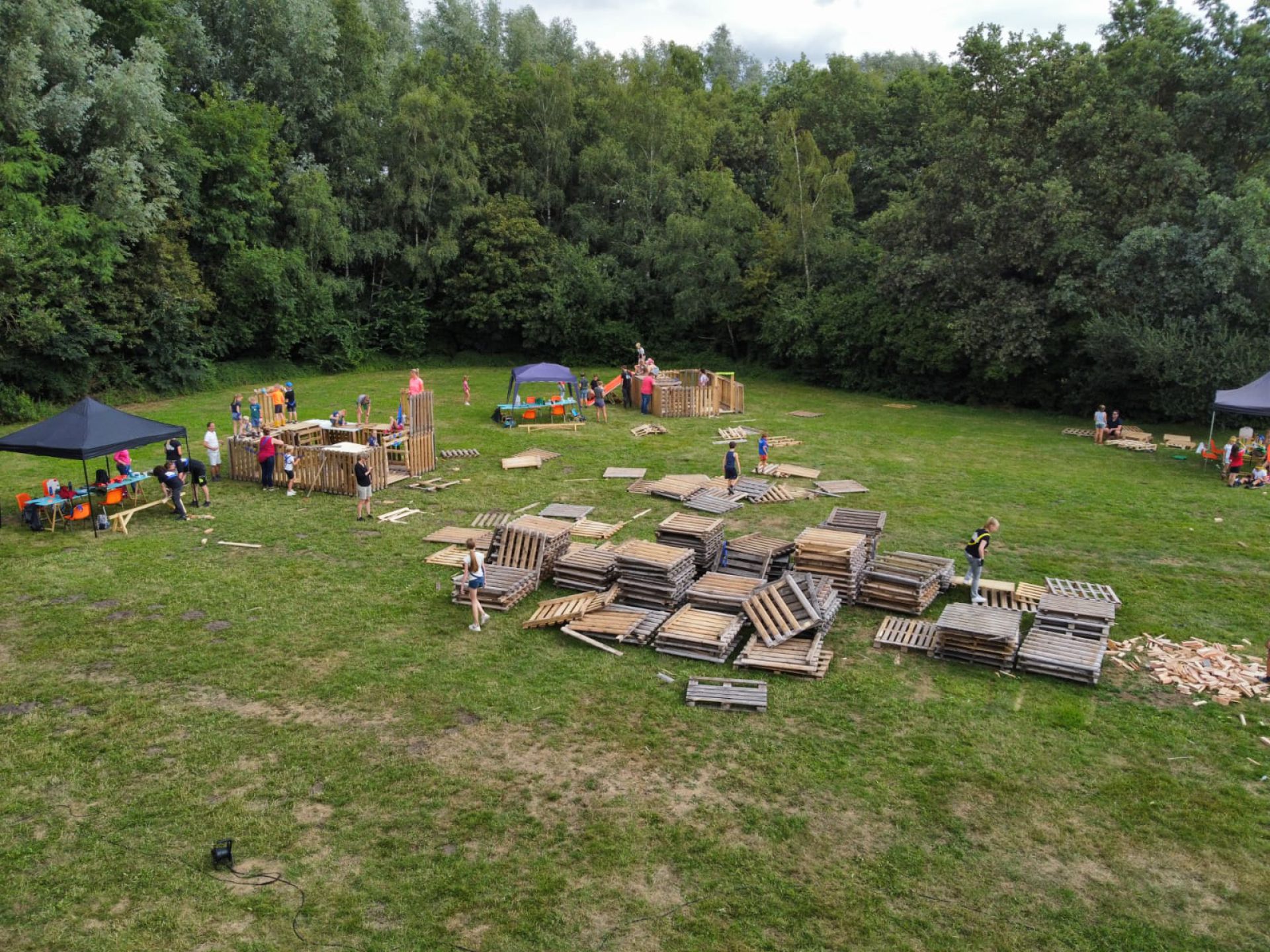Houtstad Delden van start met ruim 70 enthousiaste huttenbouwers