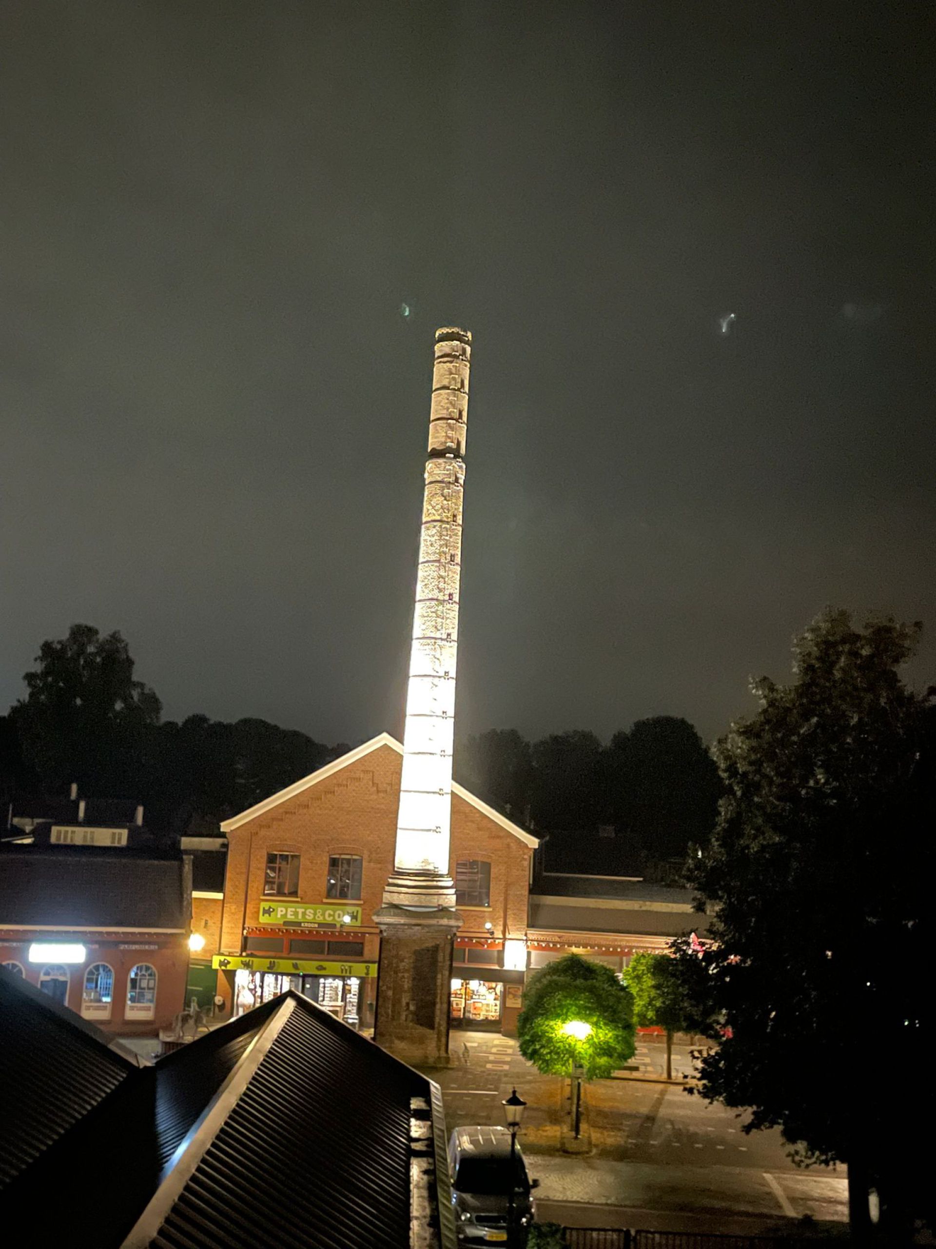 De pijp van Schneider in centrum Delden voorzien van nieuwe verlichting