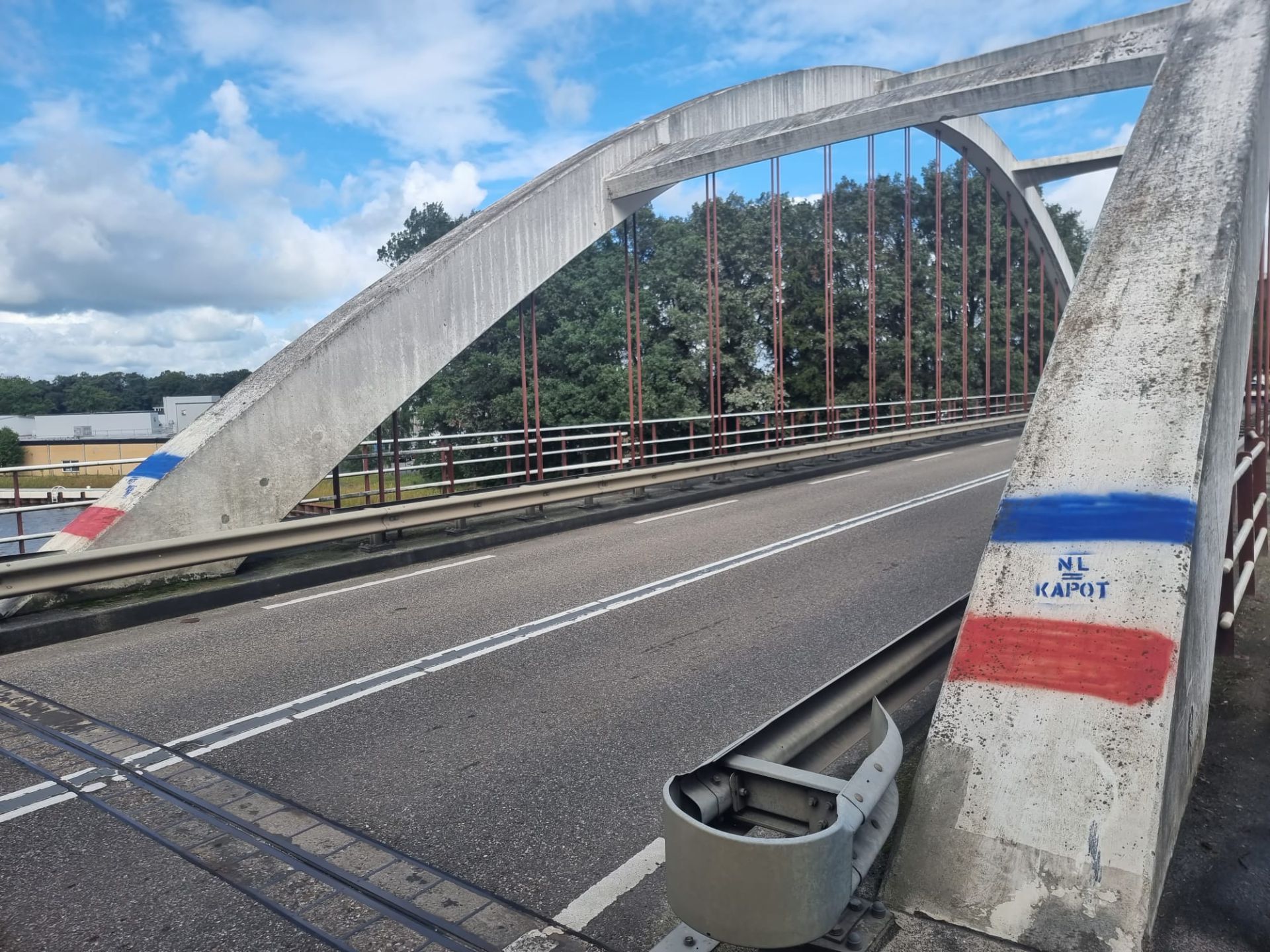 &lsquo;Verkeerd gedraaide Franse vlaggen&rsquo; op Deldense Annabrug worden snel verwijderd