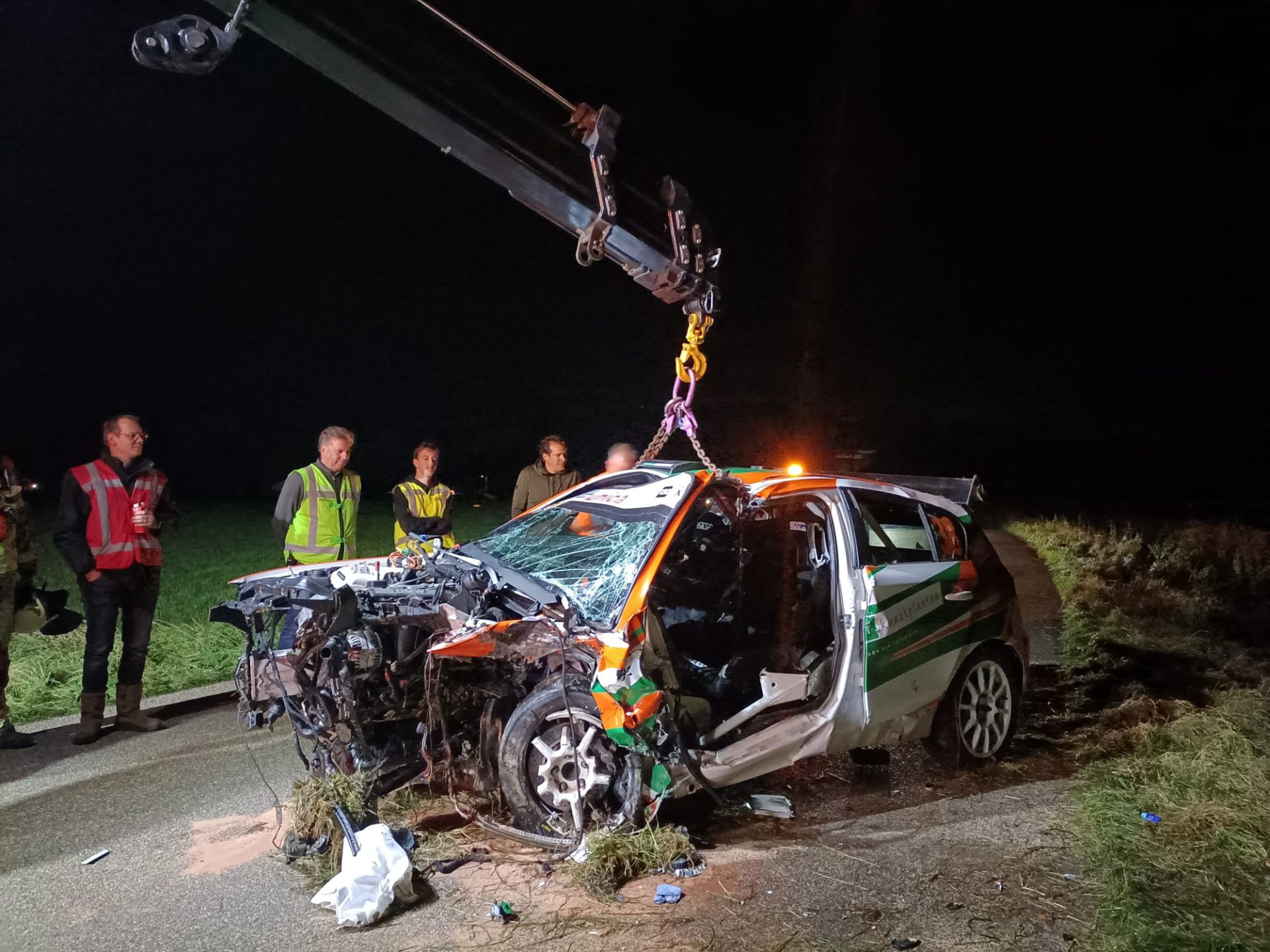Update: Inzittenden ongeval rallyauto Ambt Delden maken het goed: 'Indrukwekkend om zorgverleners aan het werk te zien' 