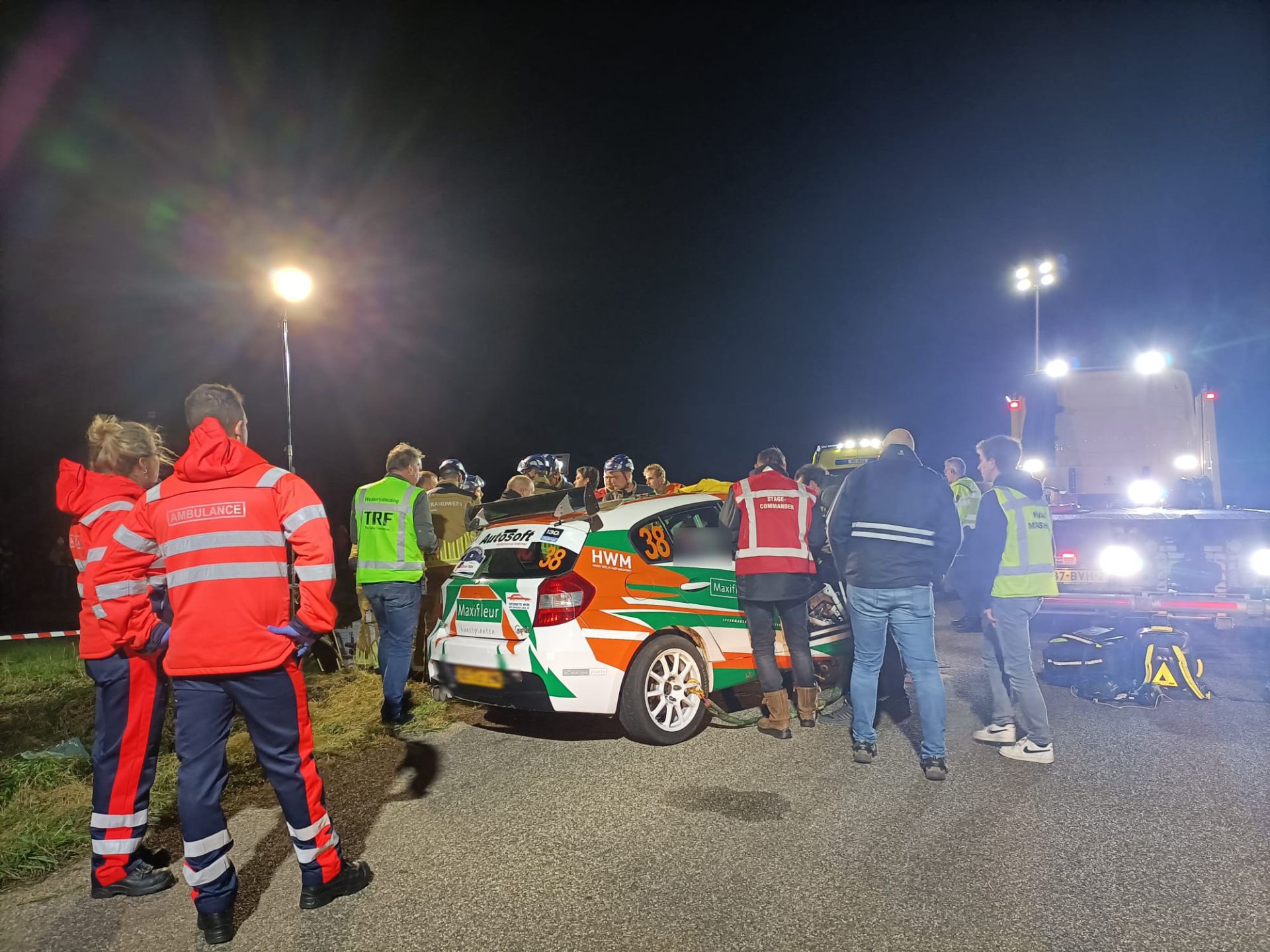 Update: Inzittenden ongeval rallyauto Ambt Delden maken het goed: 'Indrukwekkend om zorgverleners aan het werk te zien' 