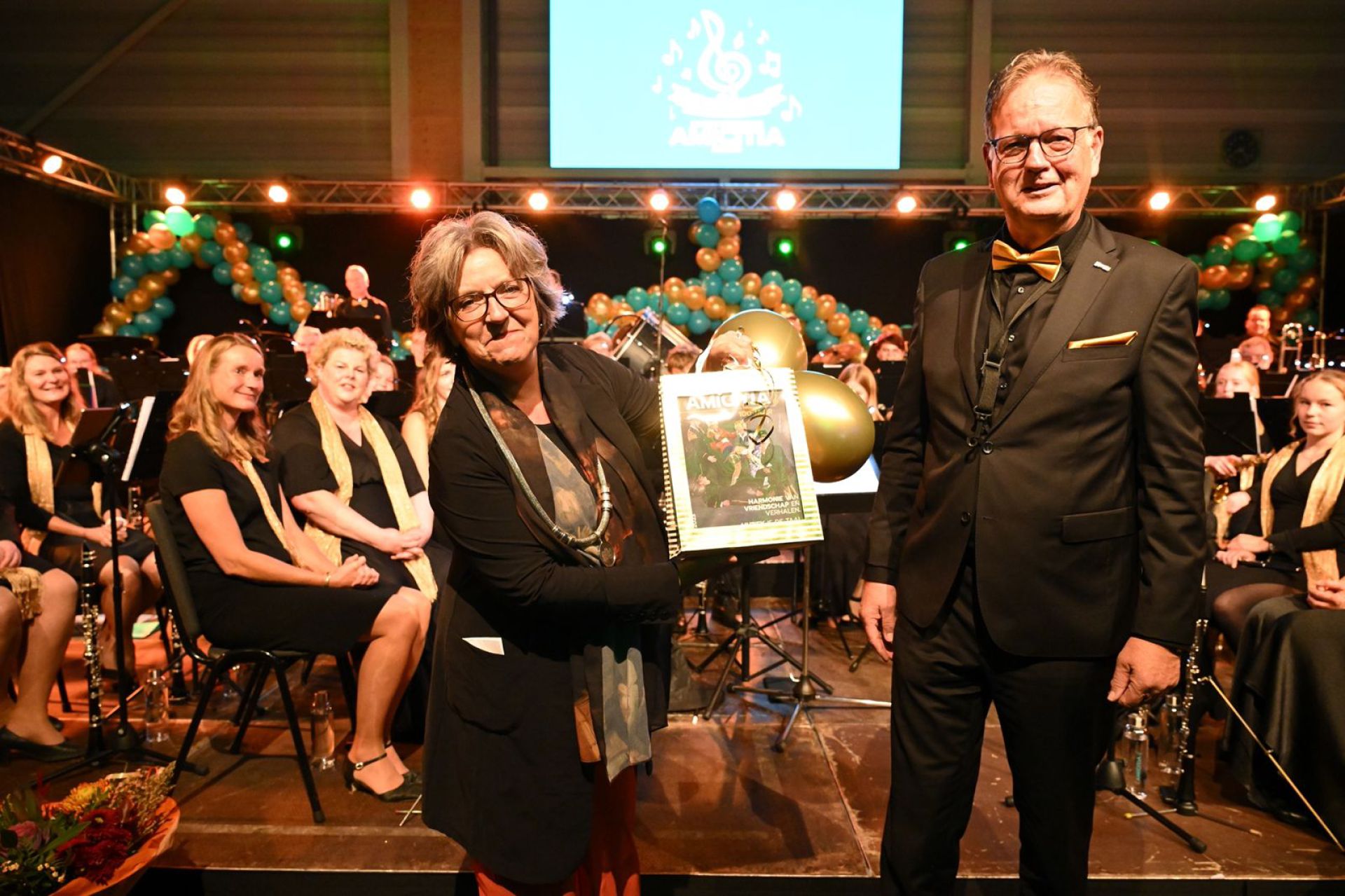 Koninklijke erepenning uitgereikt aan Amicitia tijdens spetterend jubileumconcert
