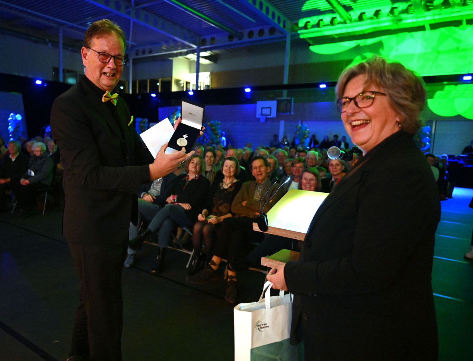 Koninklijke erepenning uitgereikt aan Amicitia tijdens spetterend jubileumconcert
