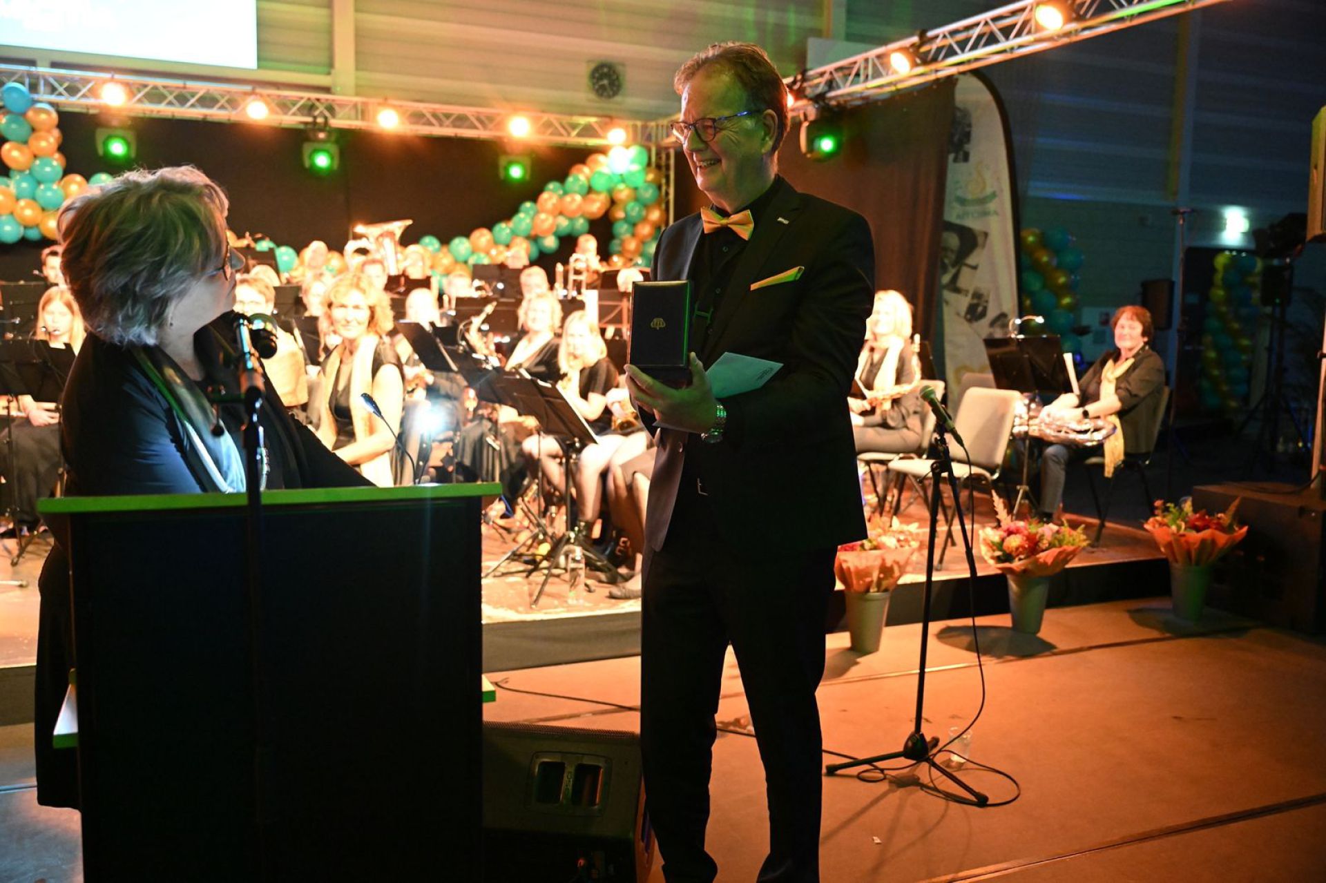 Koninklijke erepenning uitgereikt aan Amicitia tijdens spetterend jubileumconcert