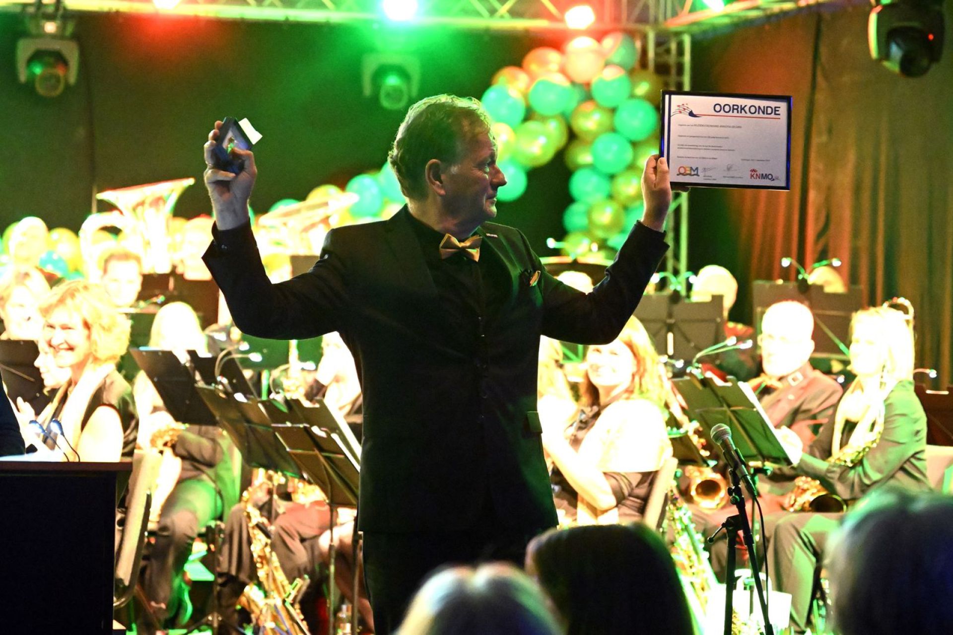 Koninklijke erepenning uitgereikt aan Amicitia tijdens spetterend jubileumconcert