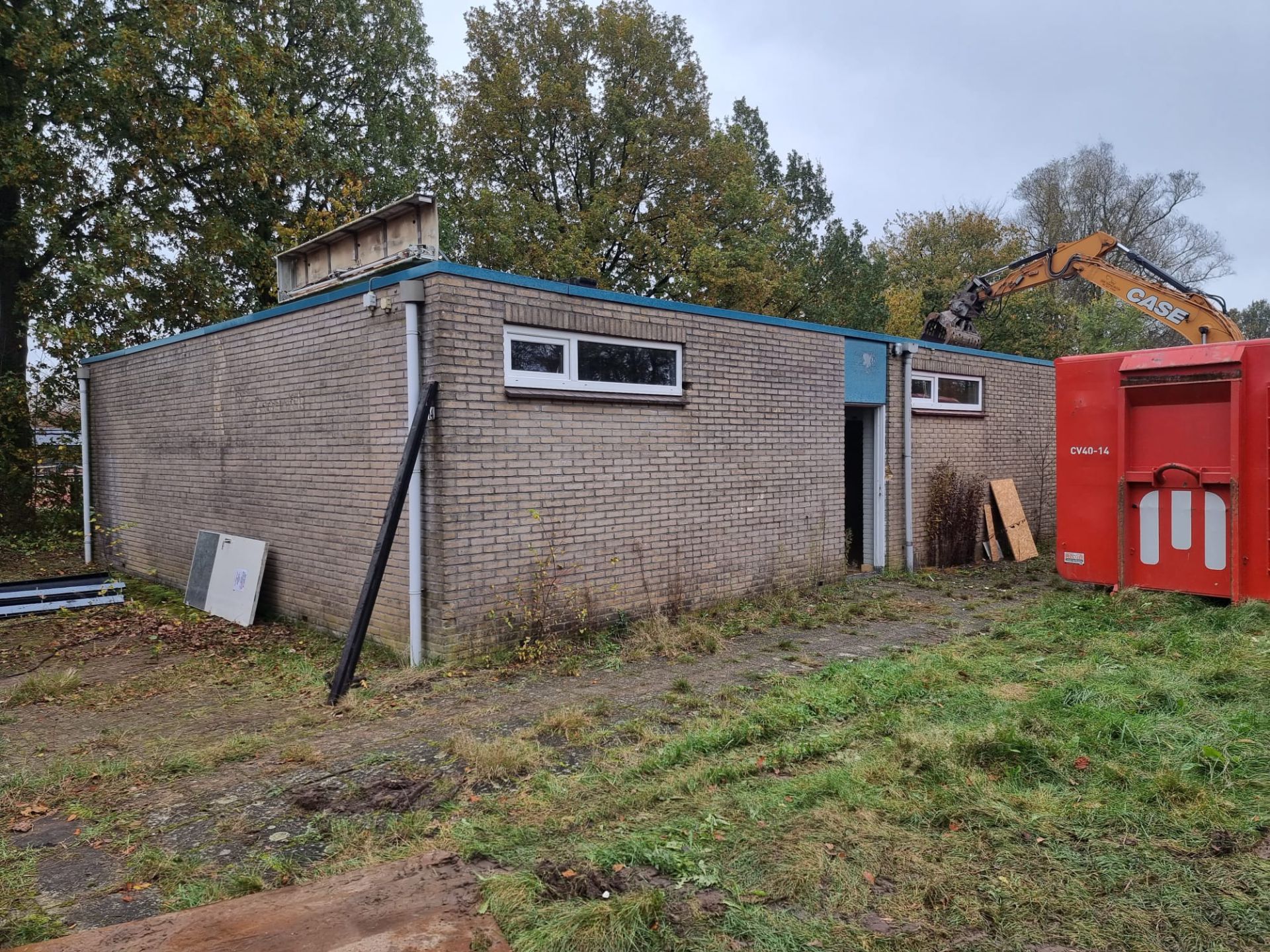 Oude kantine en kleedkamers Zwart Wit Delden tegen de grond