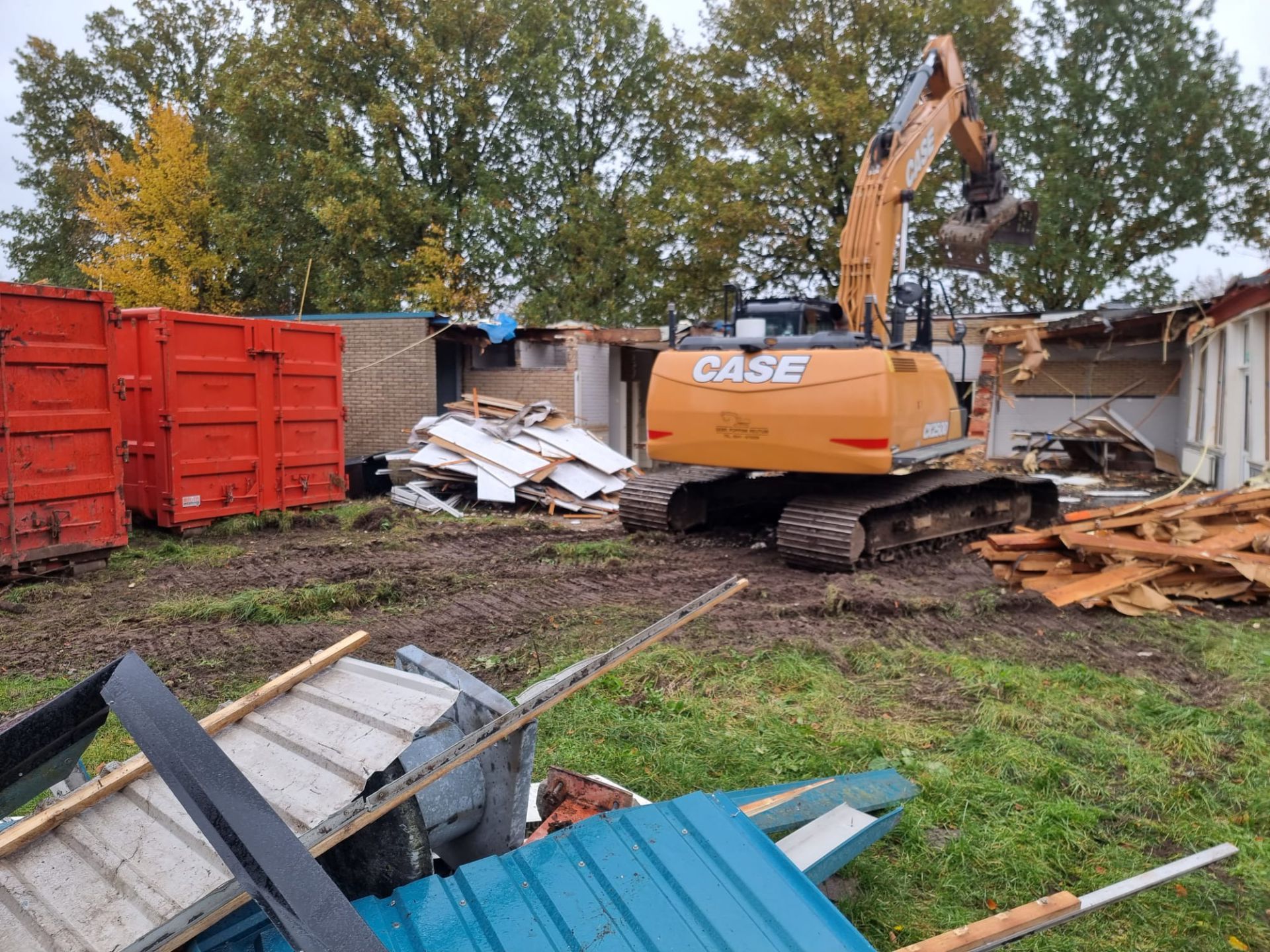 Oude kantine en kleedkamers Zwart Wit Delden tegen de grond