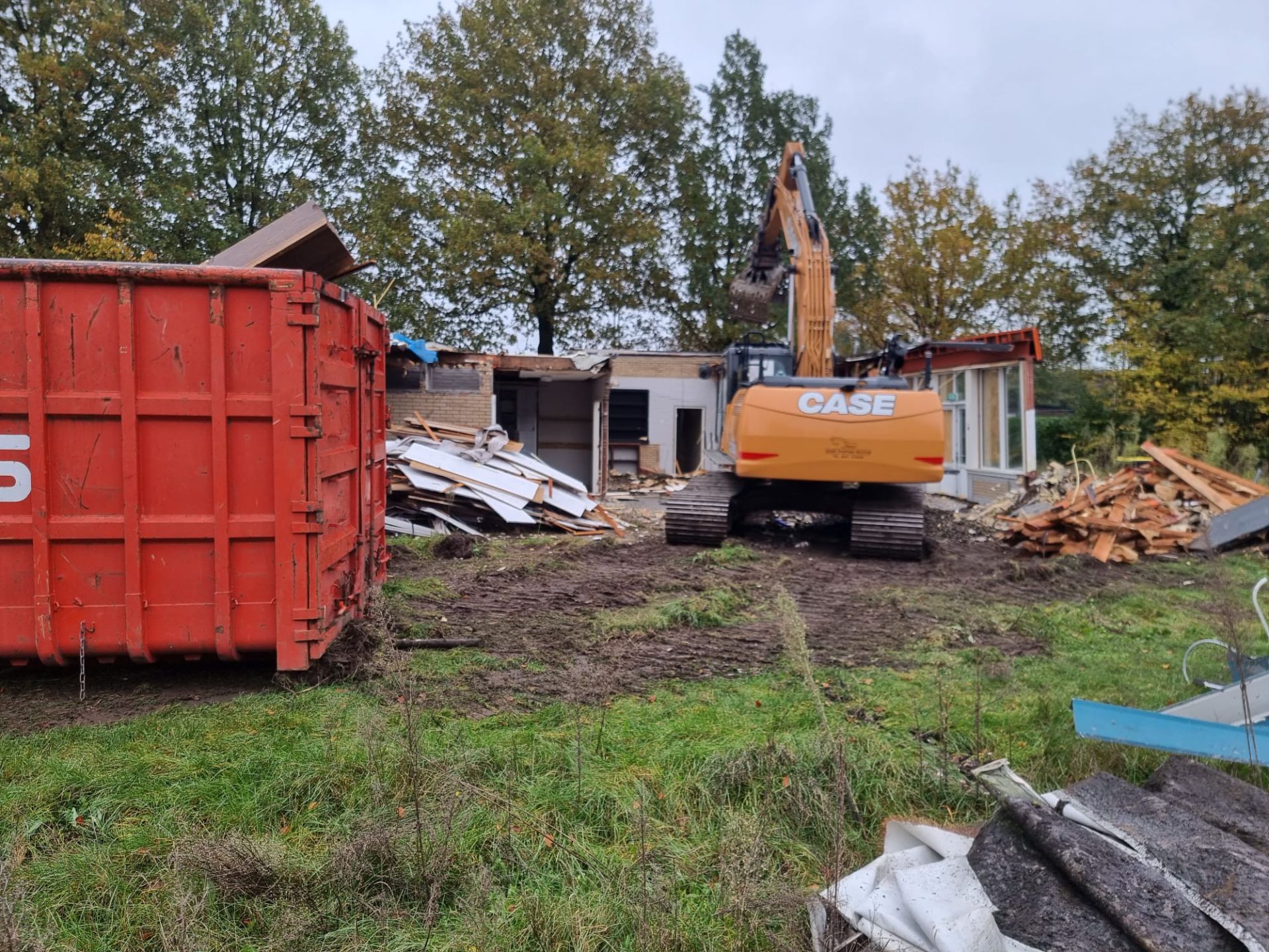 Oude kantine en kleedkamers Zwart Wit Delden tegen de grond
