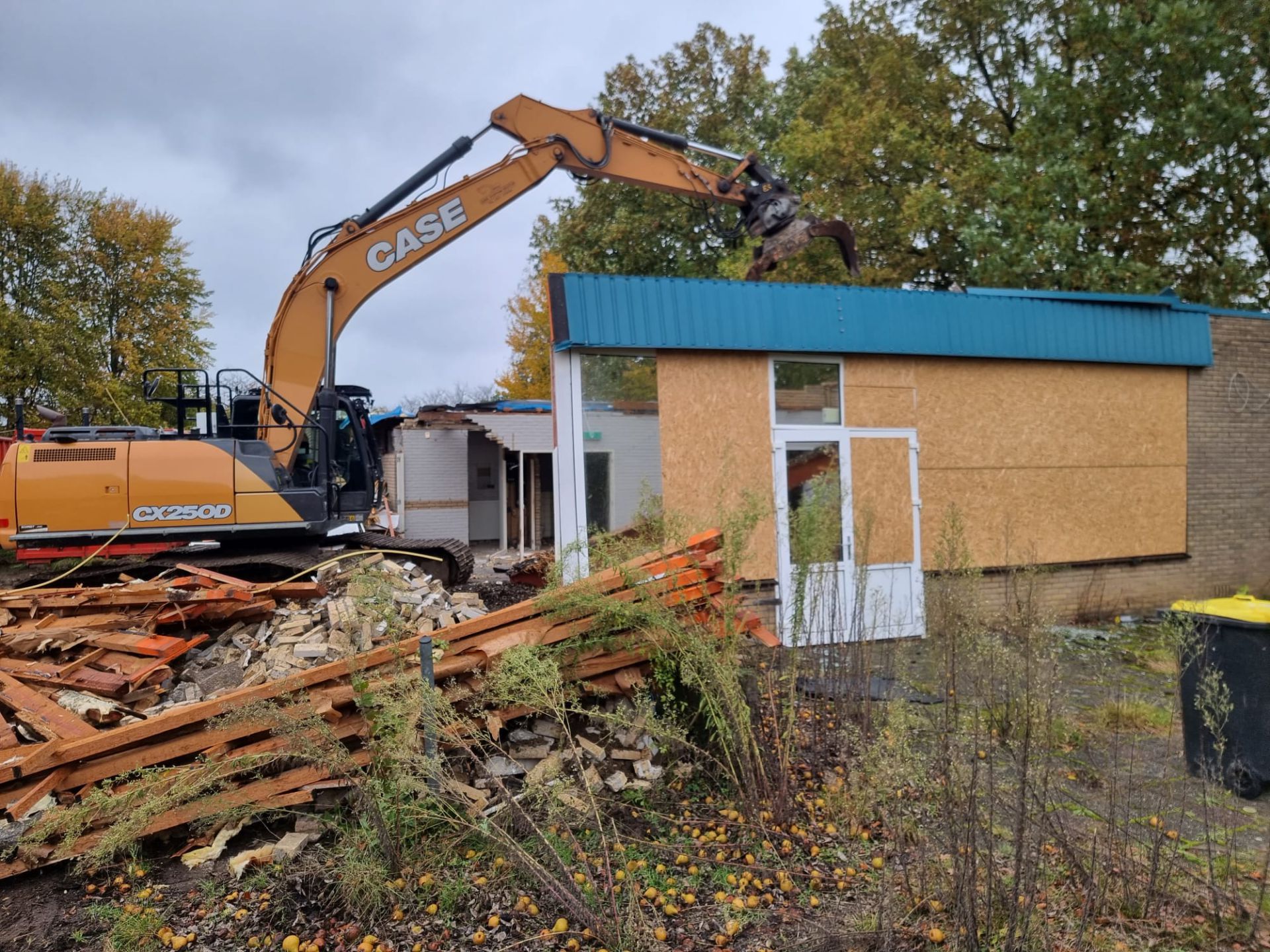 Oude kantine en kleedkamers Zwart Wit Delden tegen de grond