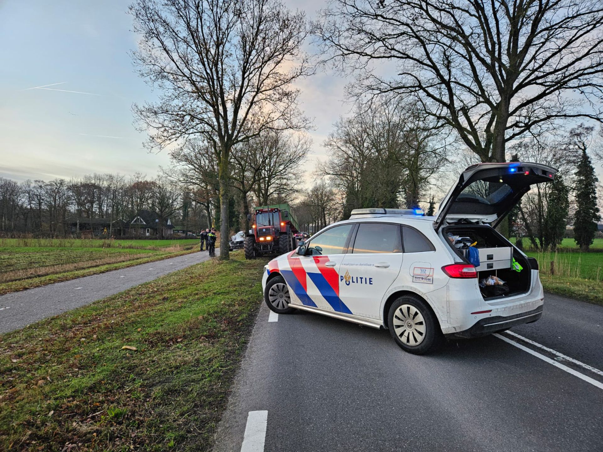 Busje botst achterop trekker op N740 tussen Delden en en Bentelo