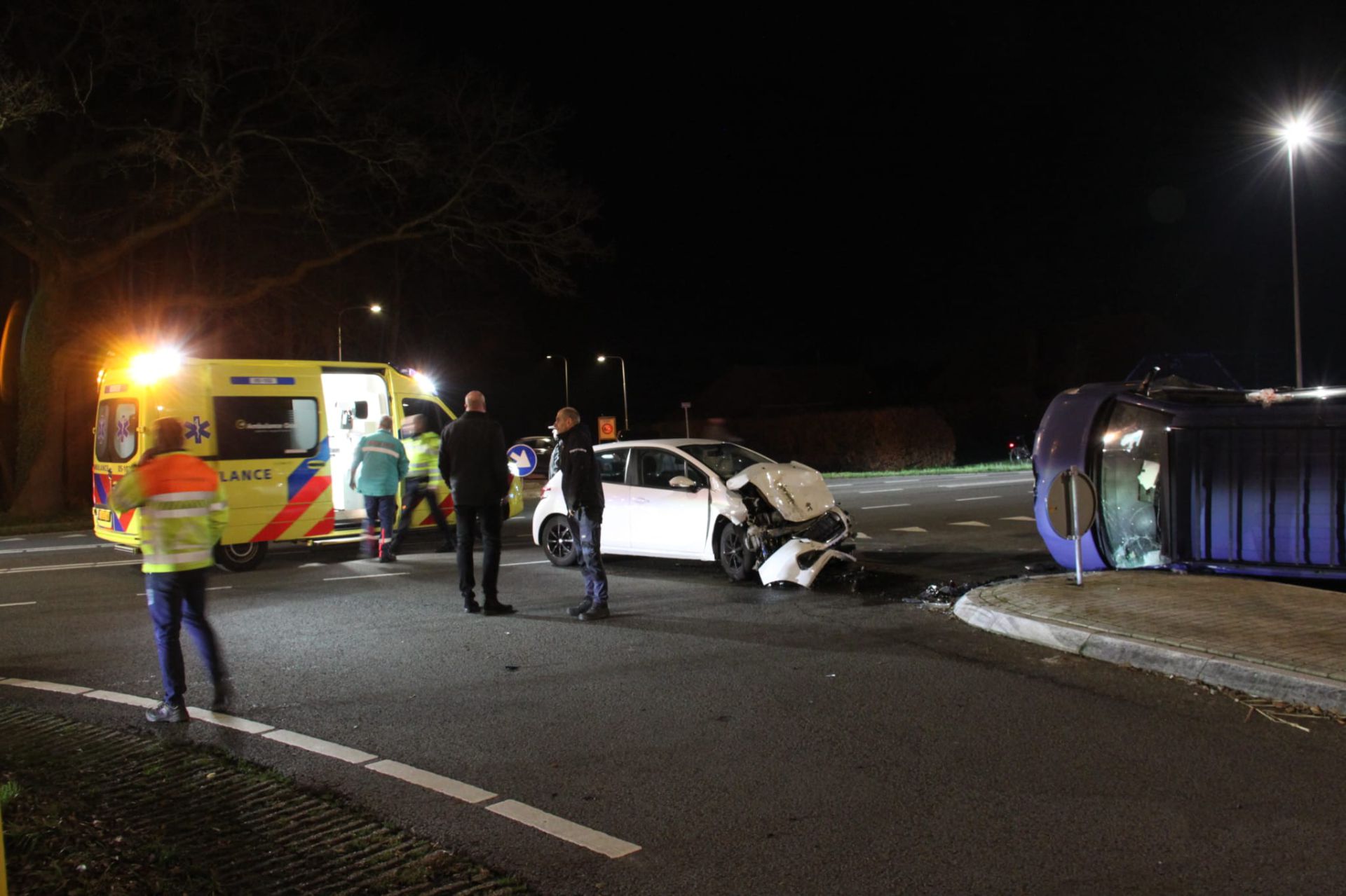 Hulpdiensten rukken massaal uit voor ongeval tussen Delden en Goor - Meerdere personen gewond