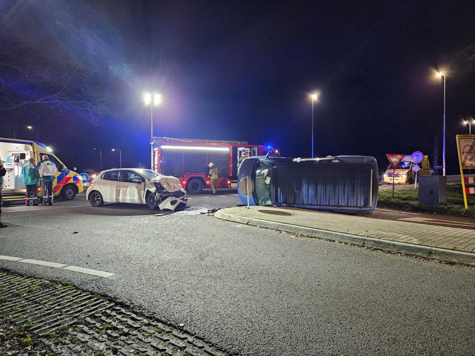 Hulpdiensten rukken massaal uit voor ongeval tussen Delden en Goor - Meerdere personen gewond