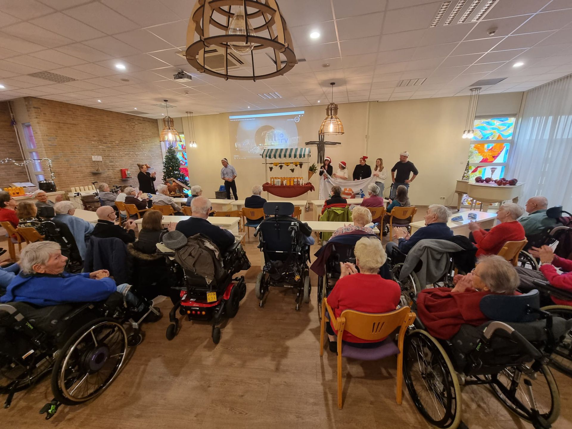 Deldense melkveehouders trakteren senioren op warme chocomel