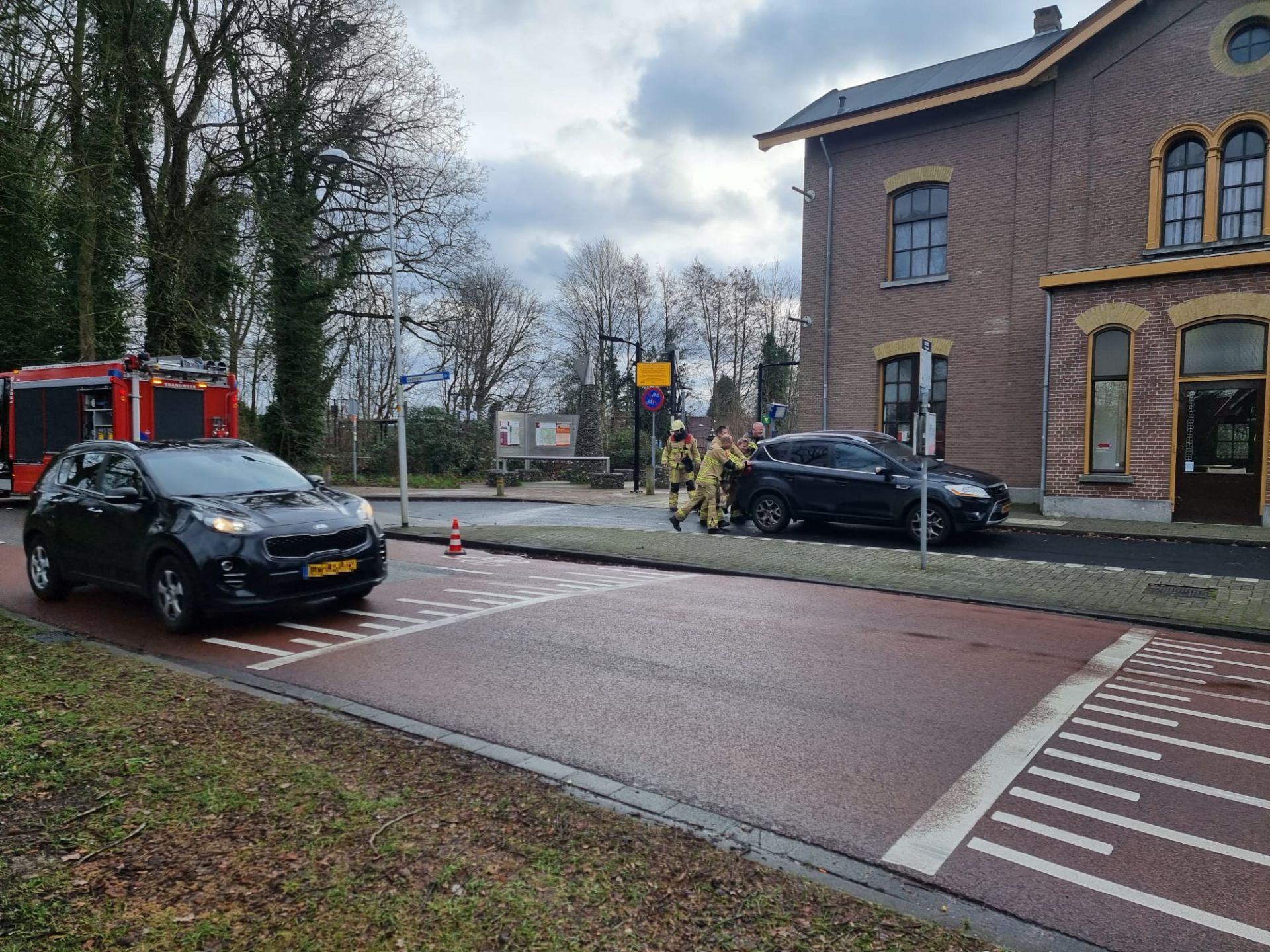 Deldense brandweer rukt uit voor rokende auto bij station Delden