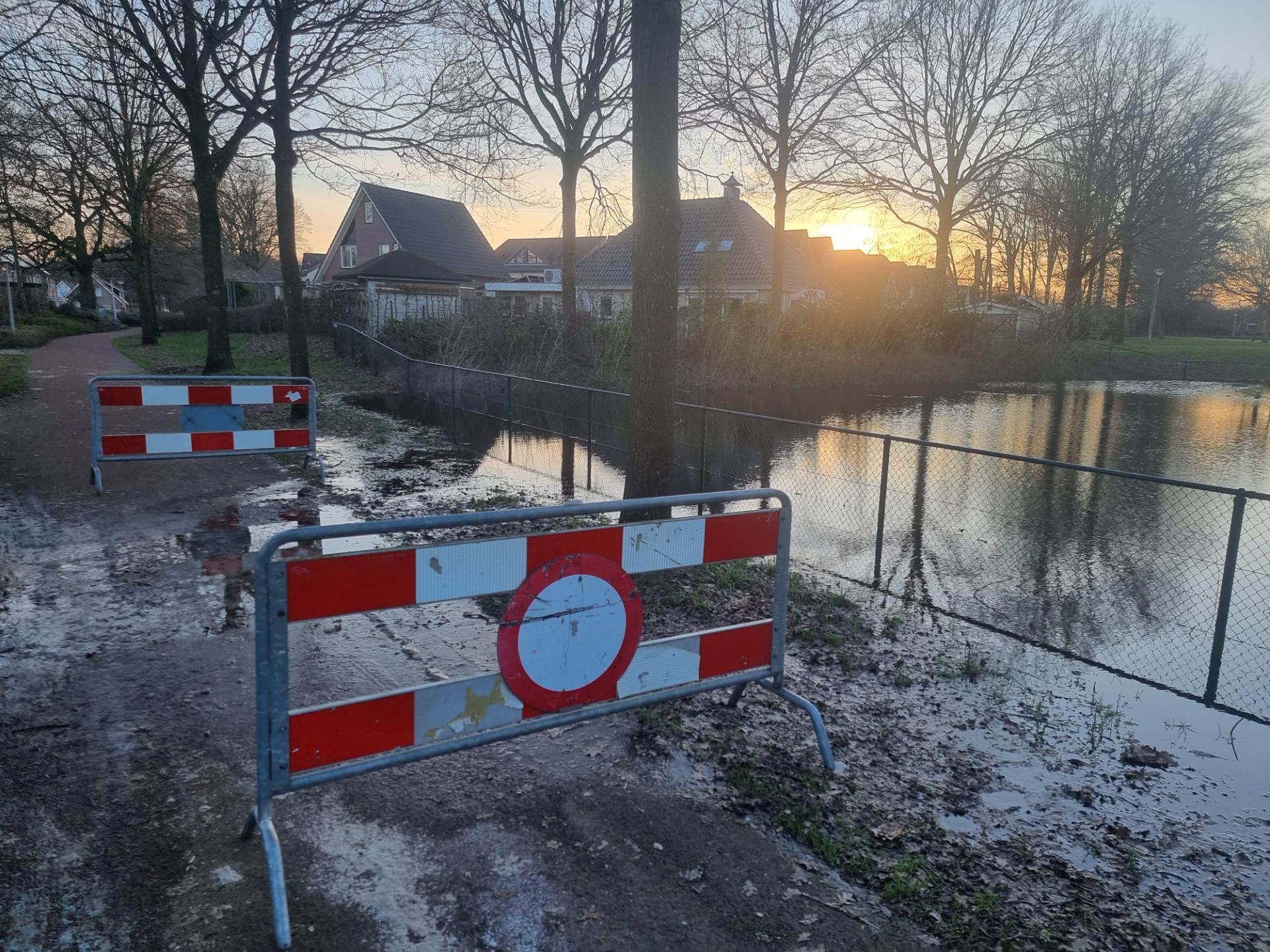 Deldense wegen spekglad &ndash; Strooien begonnen