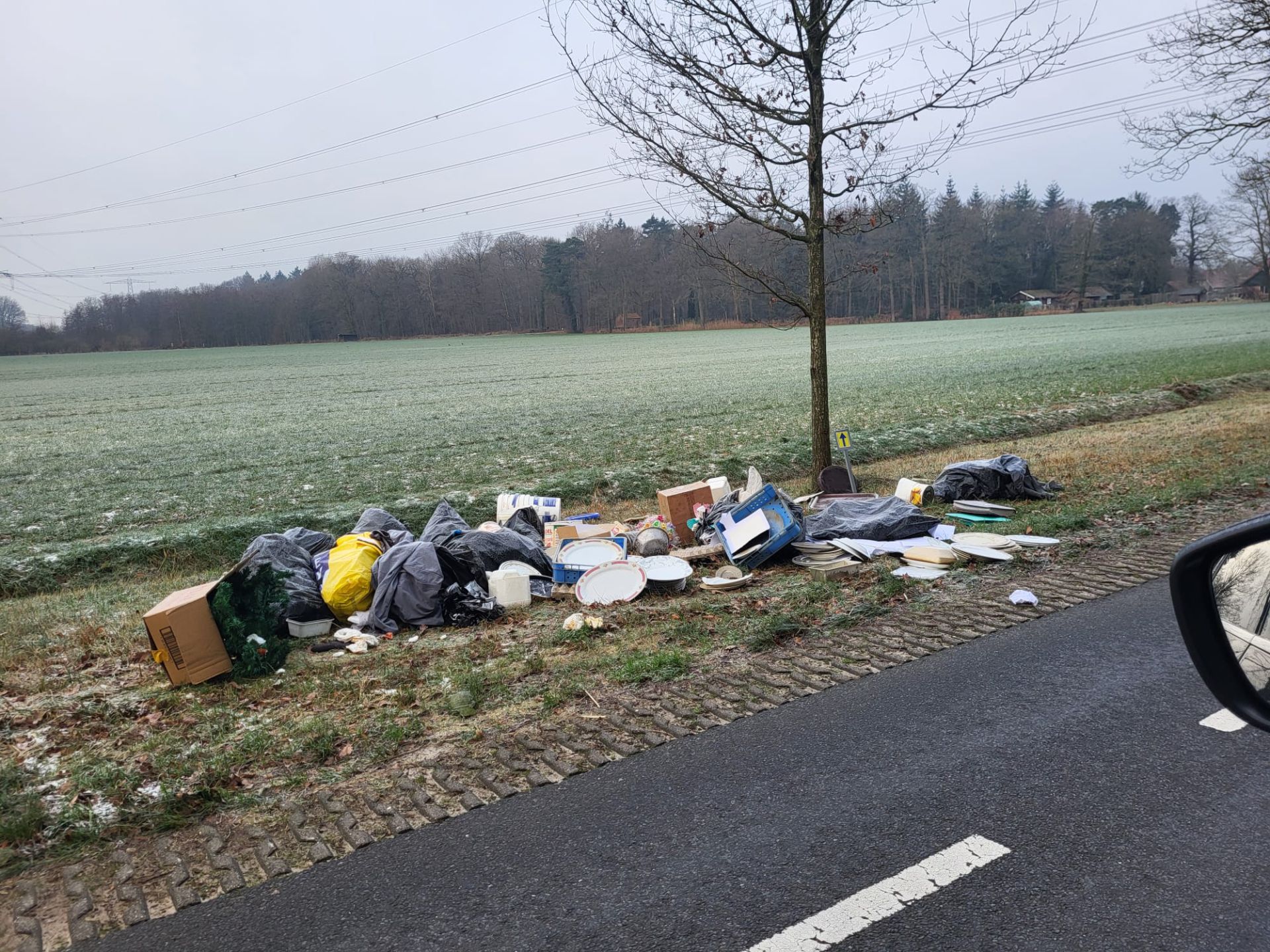 Eigenaar afval Deldenerdijk ruimt de boel op, dumpt het opnieuw en krijgt bekeuring