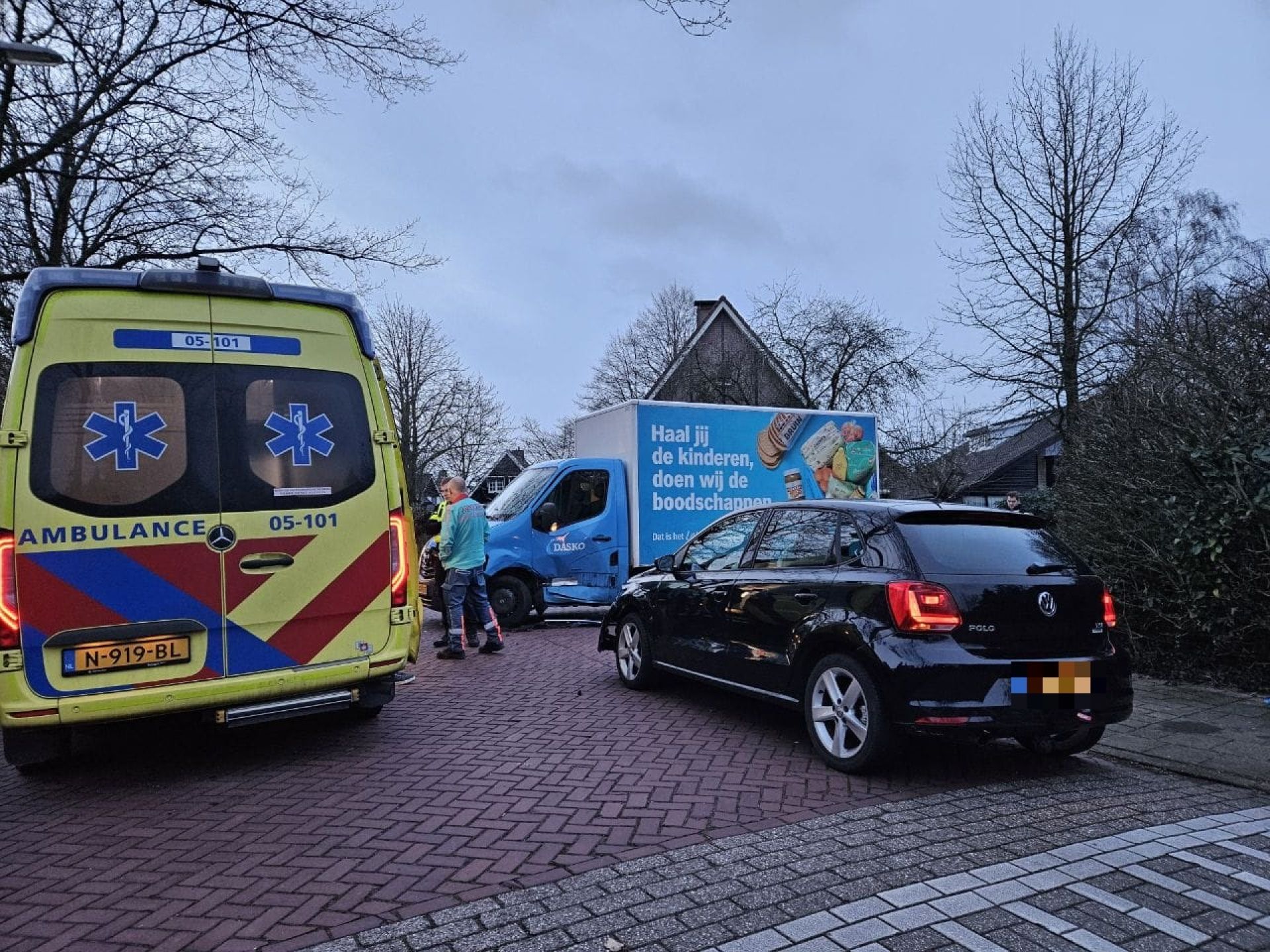 Ongeval tussen auto en bestelbus op kruising Van Heeckerenweg met Den Hof in Delden