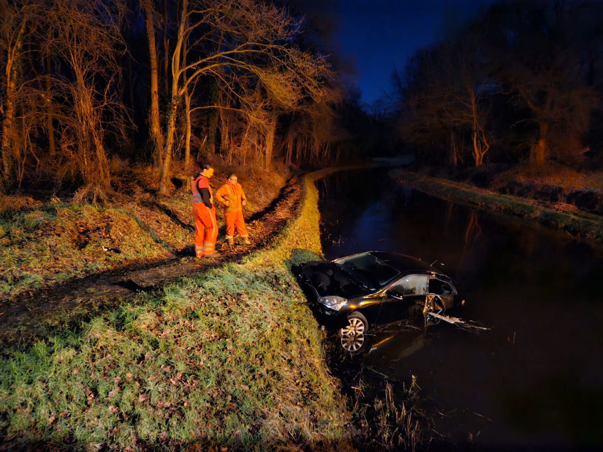 Auto vliegt uit de bocht en eindigt in Hagemolenbeek tussen Delden en Bentelo