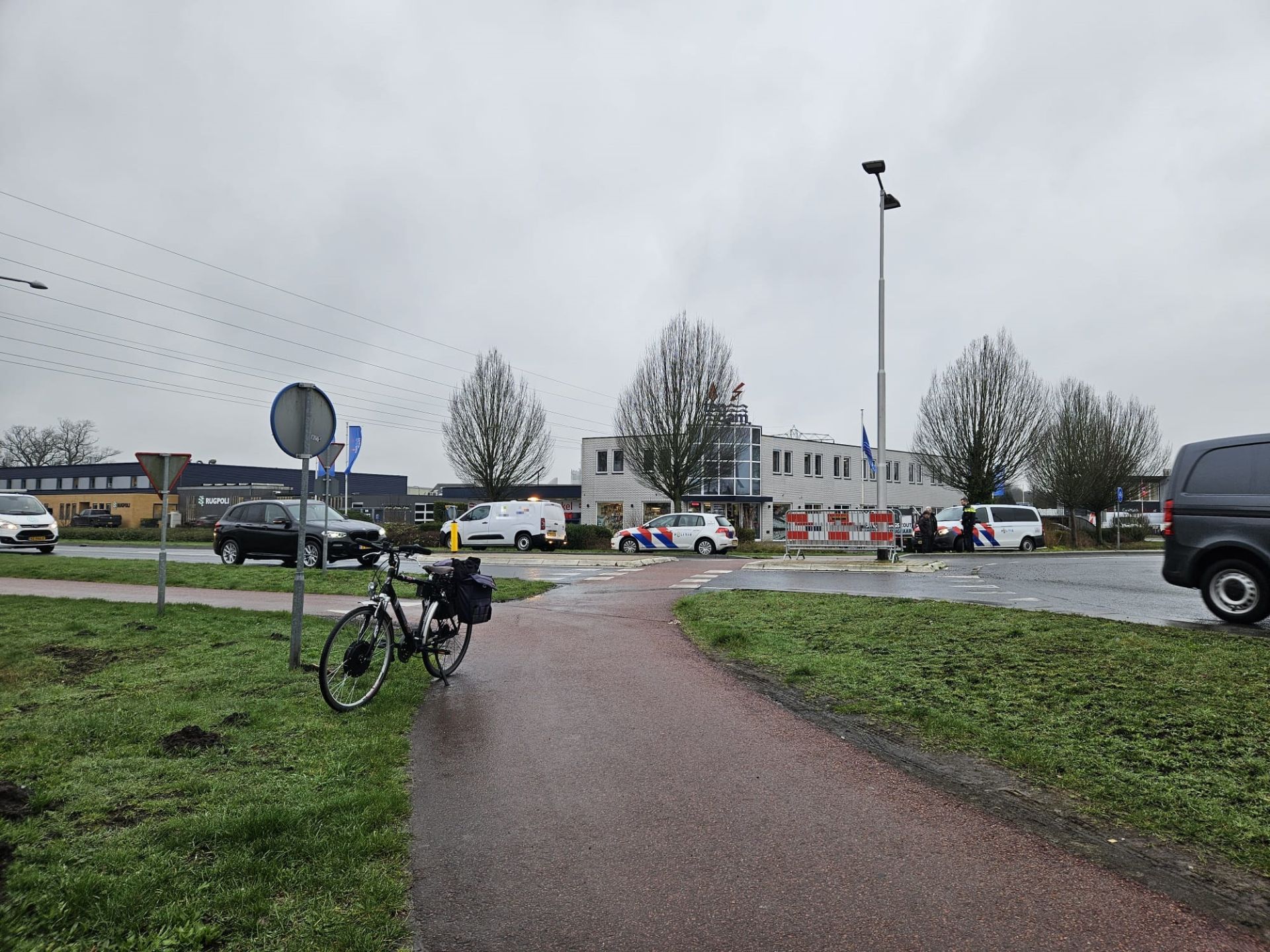 Fietser gewond bij aanrijding met busje in Delden