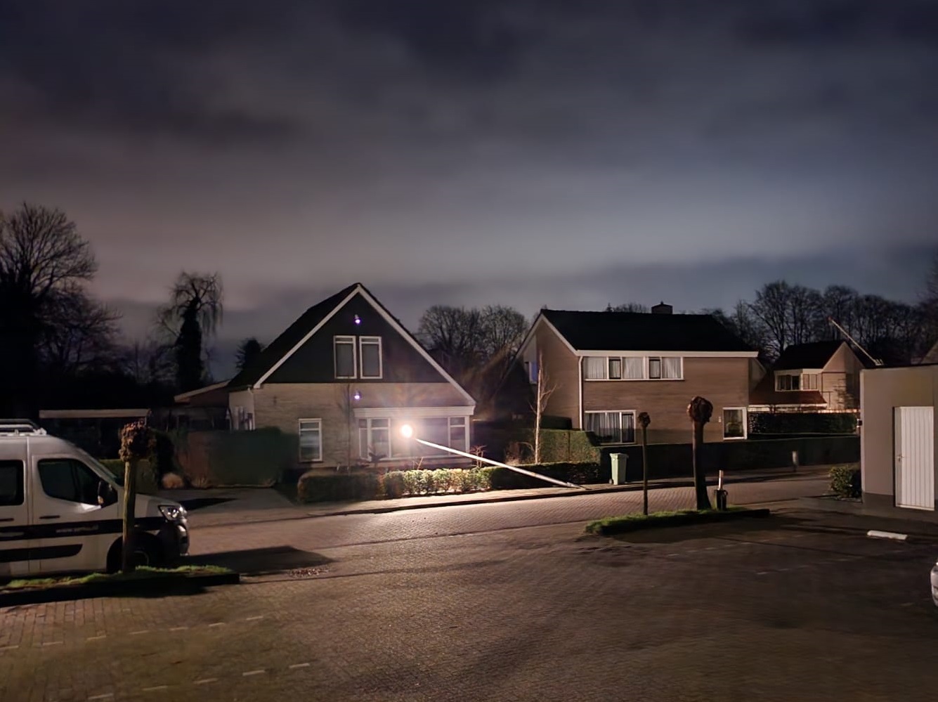 Automobilist verliest macht over het stuur en velt lantaarnpaal in Delden