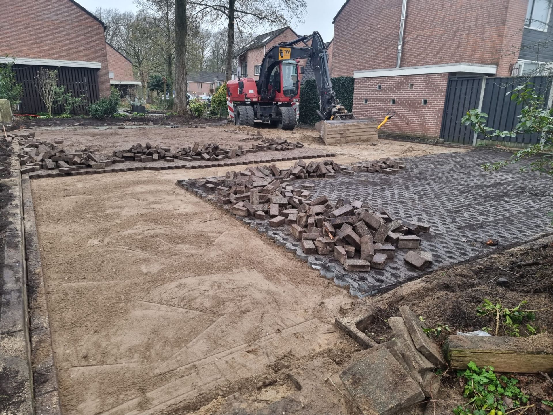 Parkeerplaatsen en trottoirs Rauwland Delden op de schop