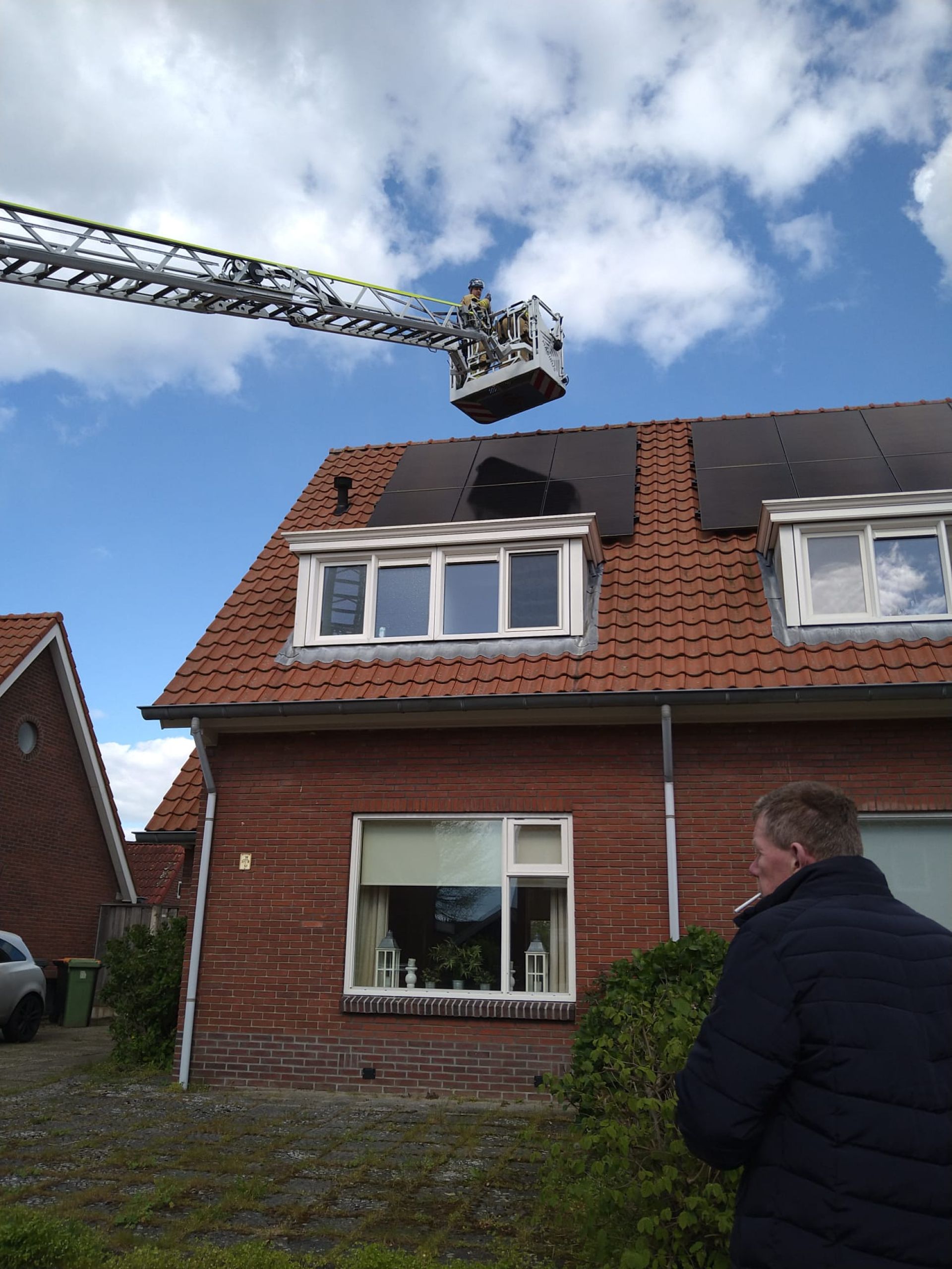 Brandweer redt reiger in Delden die vastzit achter zonnepanelen