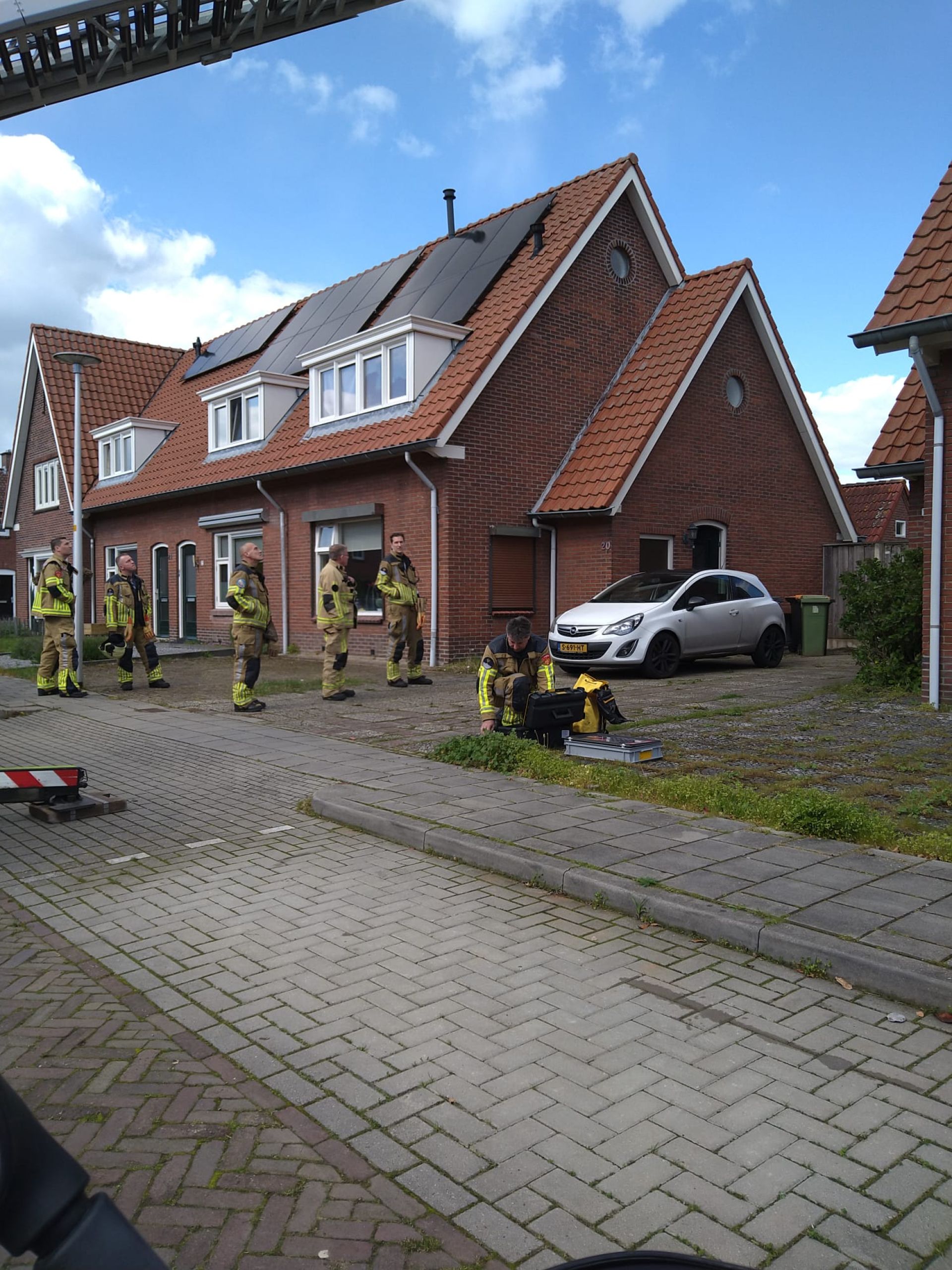 Brandweer redt reiger in Delden die vastzit achter zonnepanelen