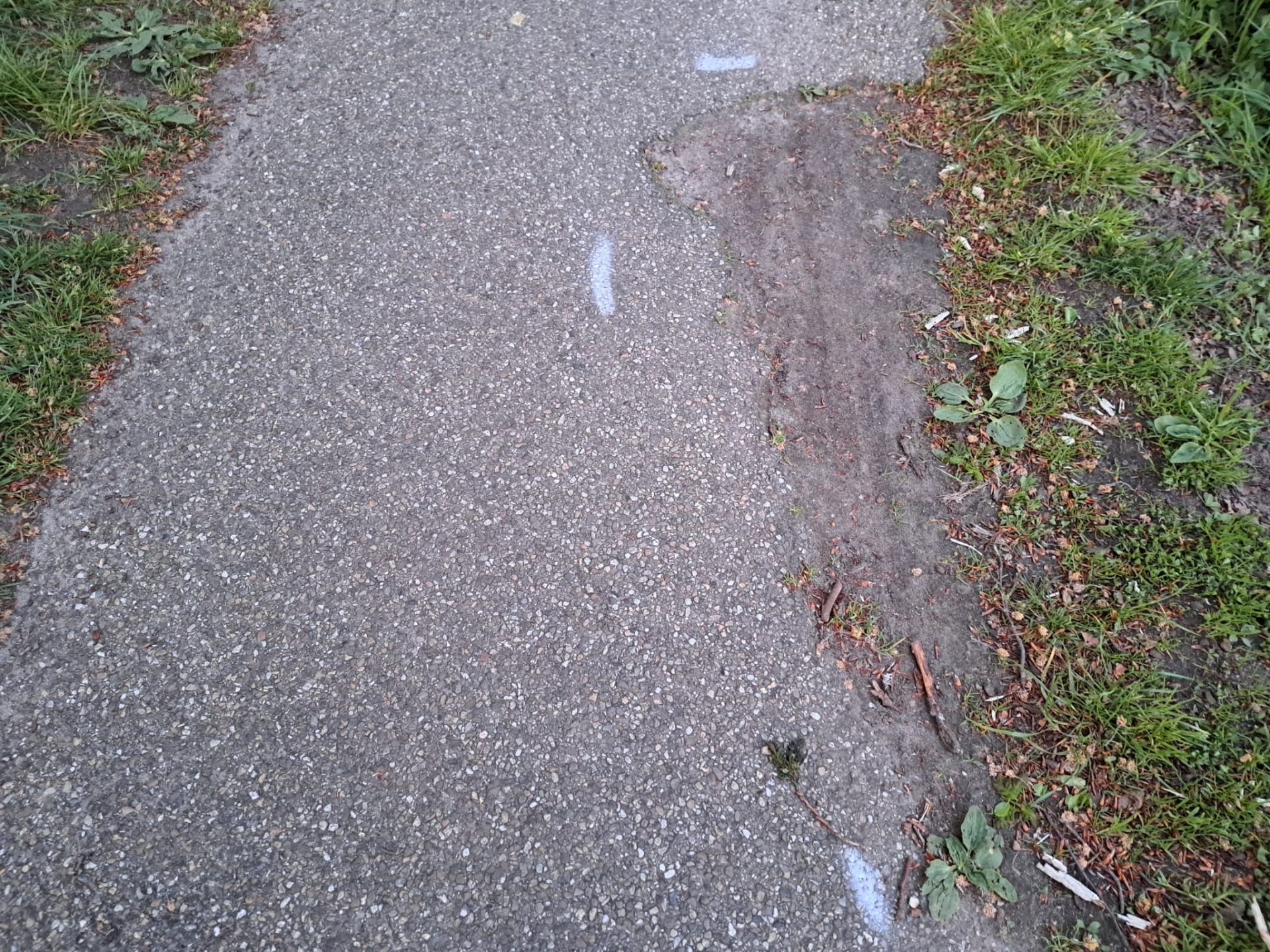 Reparaties aan fietspad langs Twentekanaal bij Delden