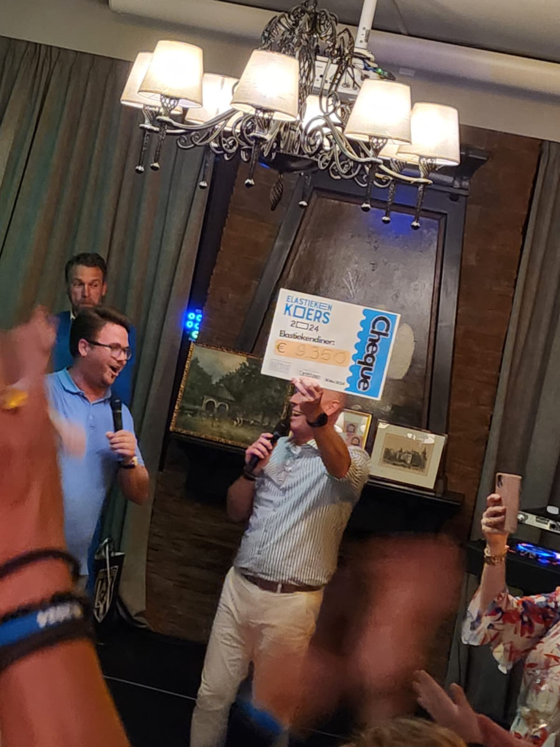 Diner en veiling leveren bijna 10.000 euro op voor Elastiekenkoers
