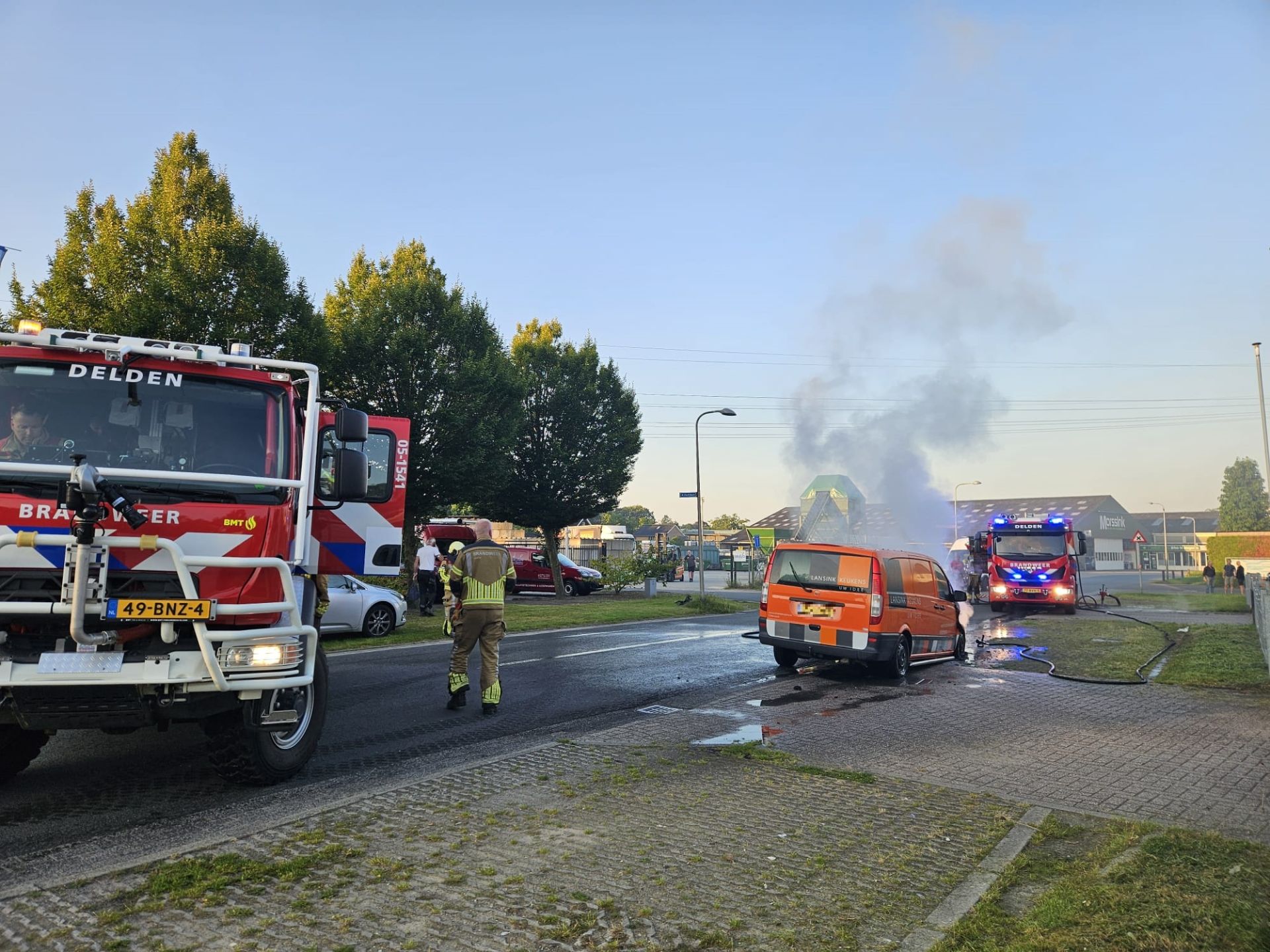 Busje in brand op Industrieterrein Delden