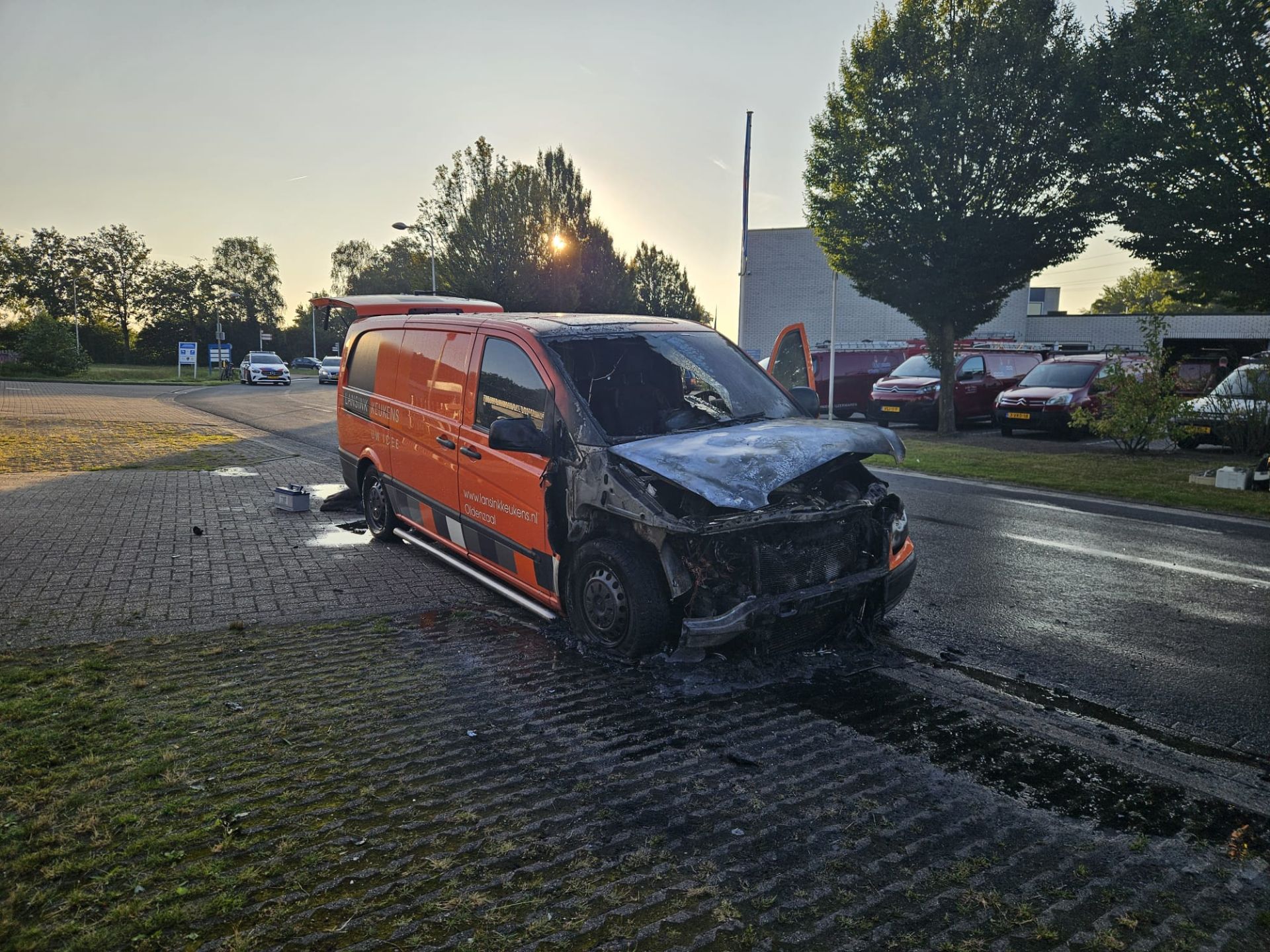 Busje in brand op Industrieterrein Delden