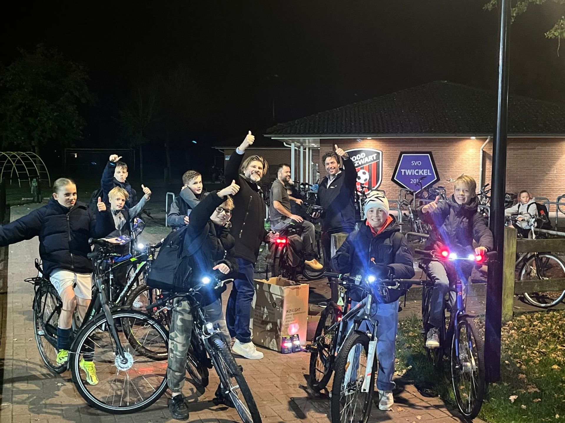 Rood Zwart en SV Delden delen gratis fietslampjes uit aan jeugdleden