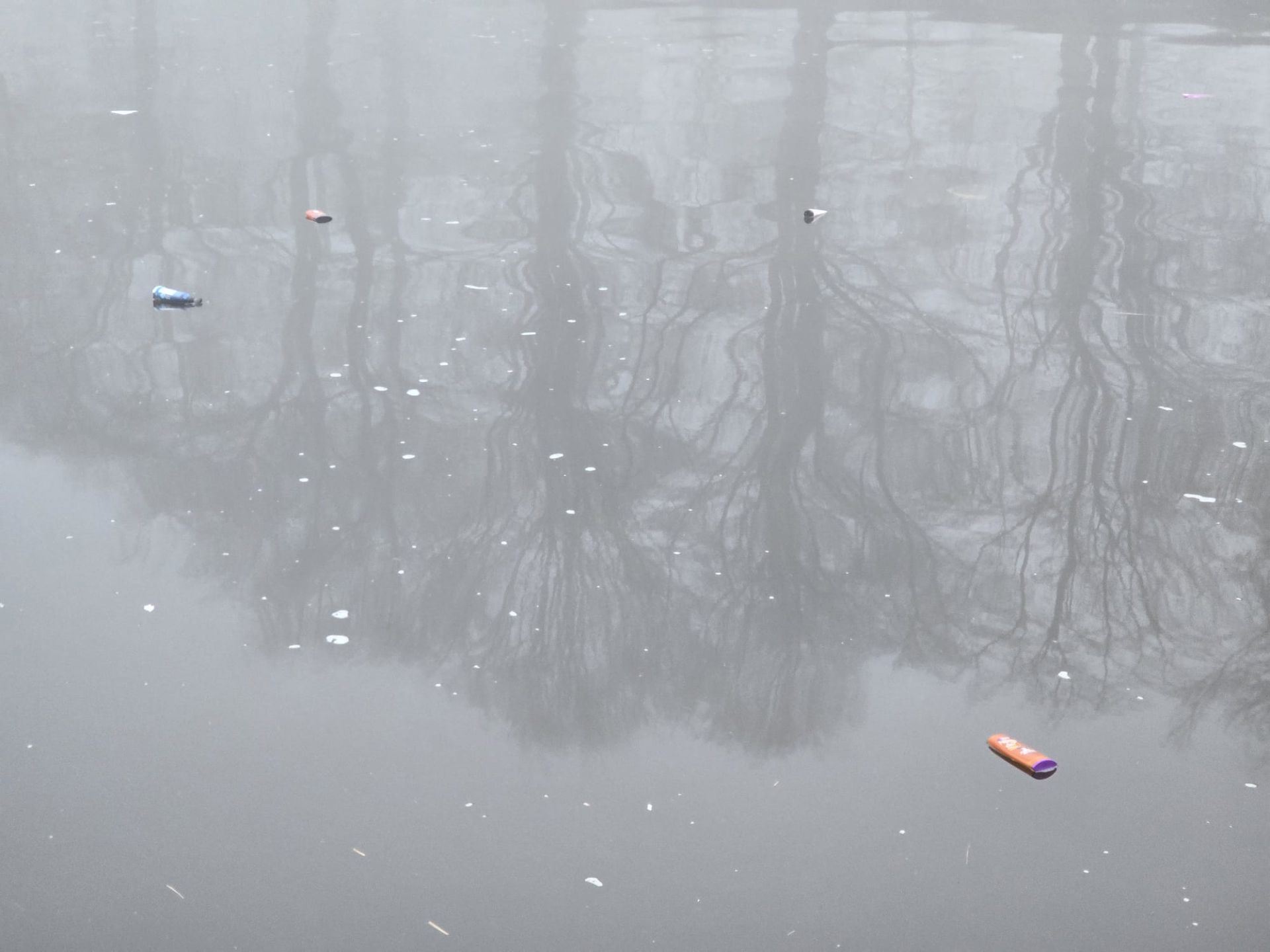 Afvaldump in Twentekanaal bij Delden