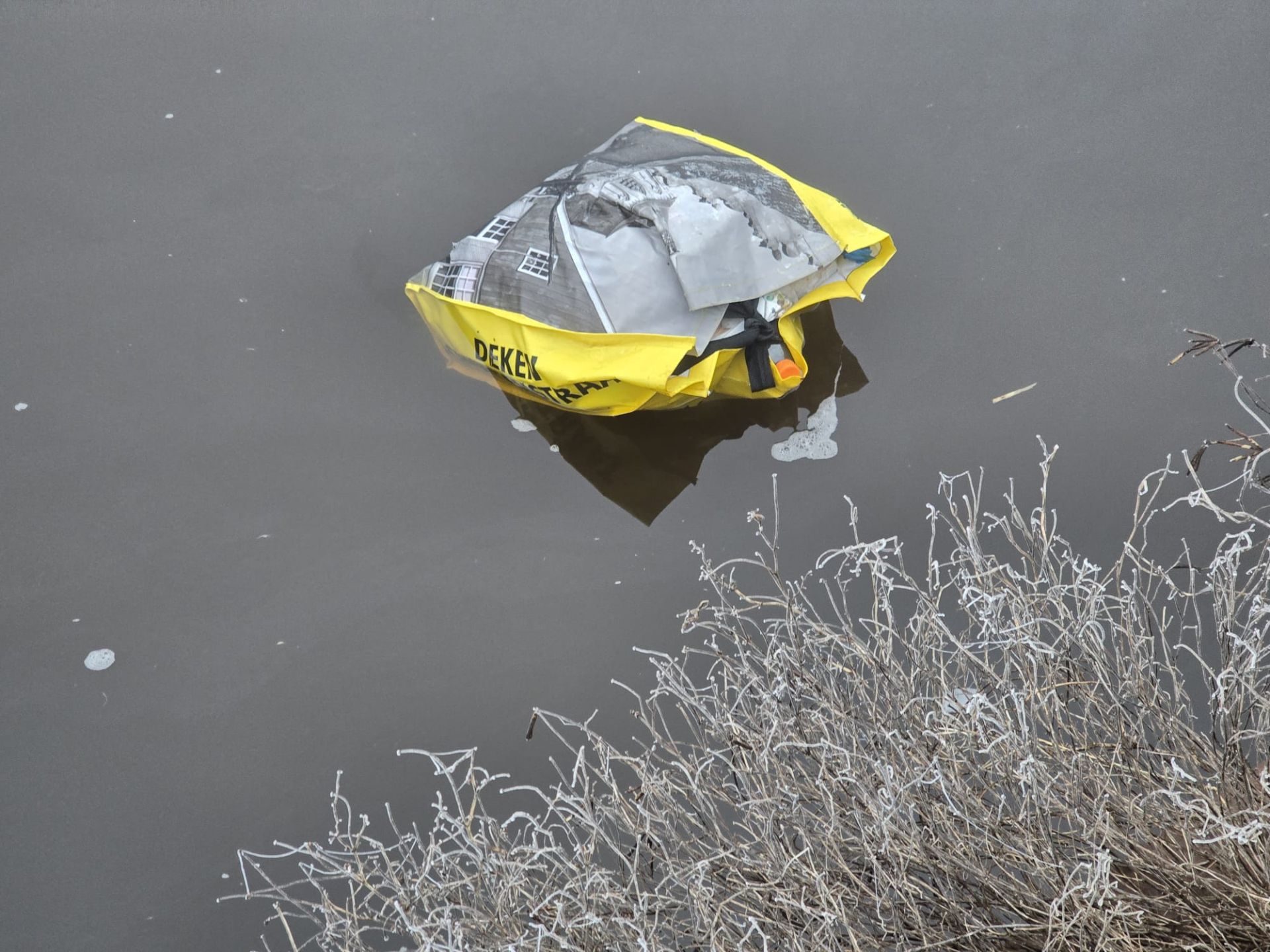 Afvaldump in Twentekanaal bij Delden