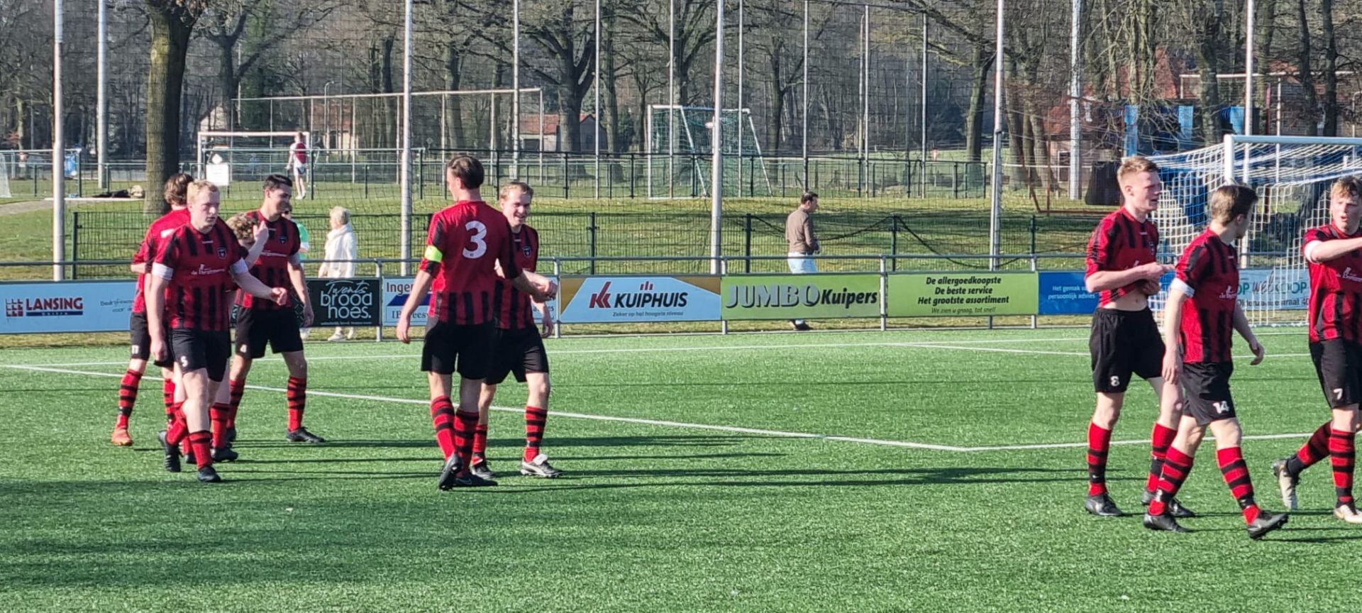 Rood Zwart boekt knappe zege mede dankzij treffer van eigen helft