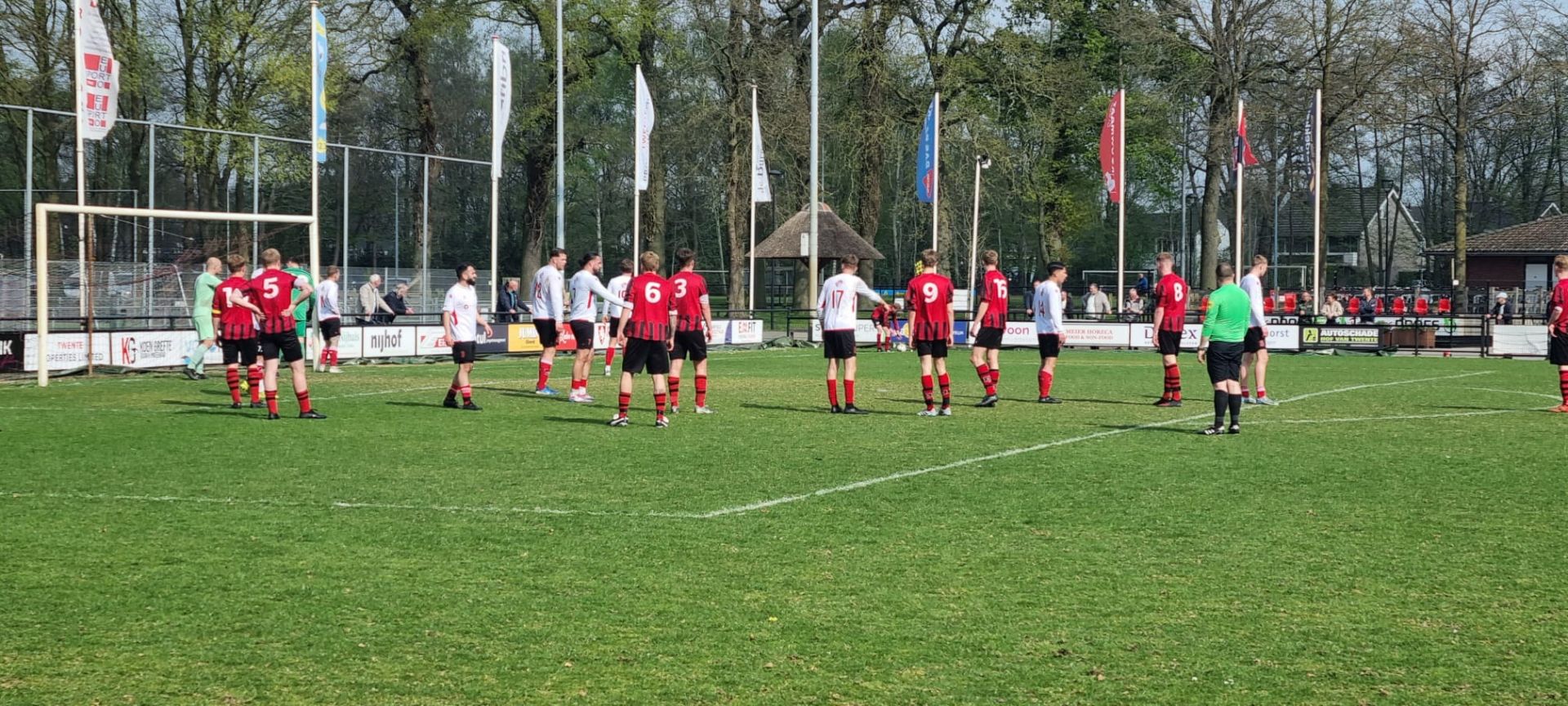 Rood Zwart blijft in hoek waar klappen vallen en verliest nipt