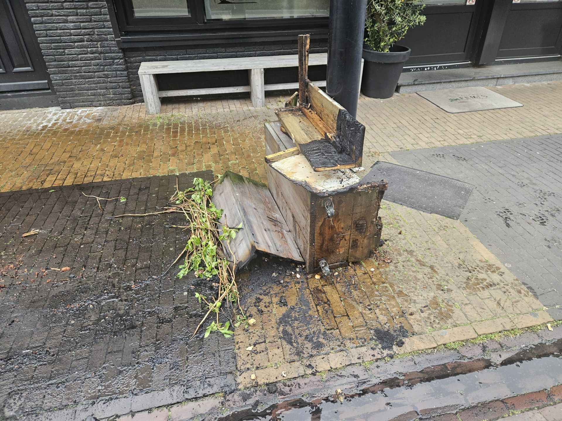 Brand in plantenbak aan Molenstraat in Delden
