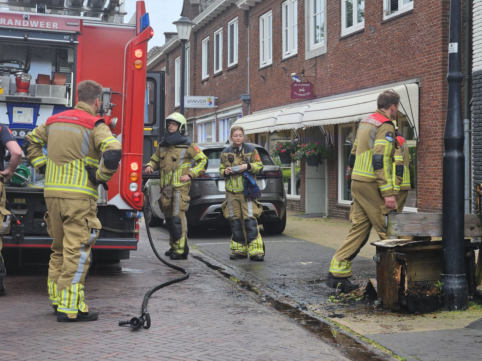 Brand in plantenbak aan Molenstraat in Delden